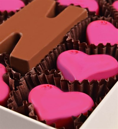 Sevgililer Gününe Özel Baş Harfli ve Pembe Kalpli Çikolata