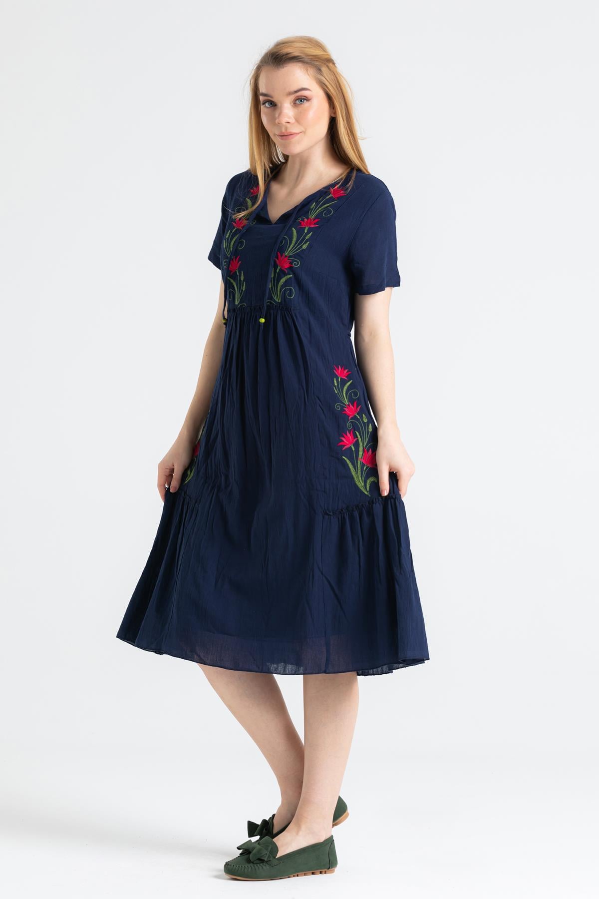 Kısa Kol Şile Bezi Lalezar Nakışlı Midi Boy Elbise Lacivert Lcvt