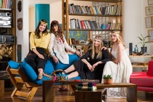 Kadın[https://static.ticimax.cloud/cdn-cgi/image/width=80,quality=85/11513/uploads/urunresimleri/buyuk/askili-vual-seyran-nakisli-uzun-elbise-16b350.jpg]