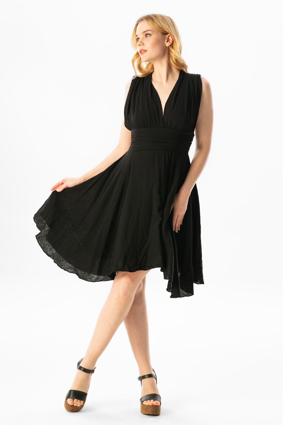 Kolsuz Sırt Detaylı V Yaka Laodikya Mini Yazlık Müslin Elbise Siyah Syh