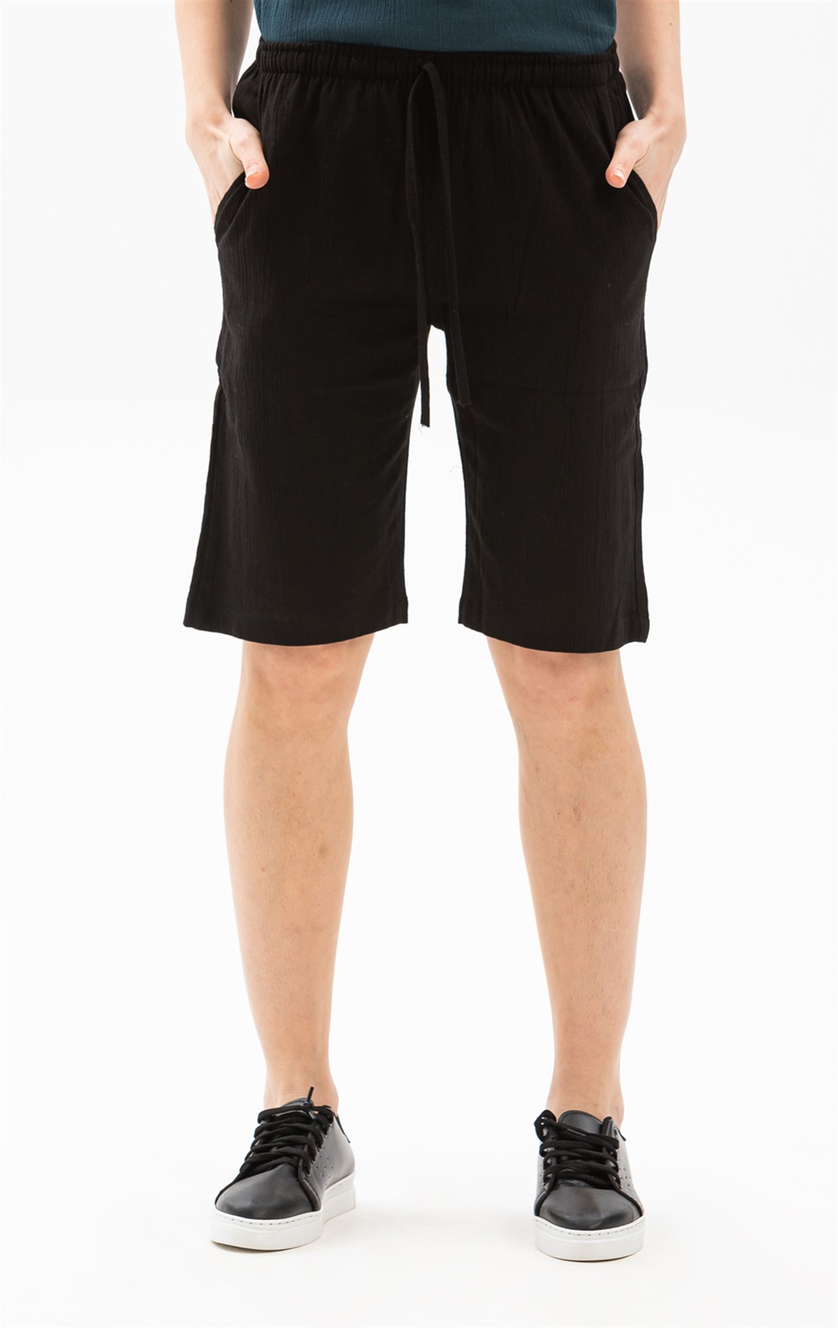 Şile Bezi Cepli Kadın Şort Siyah