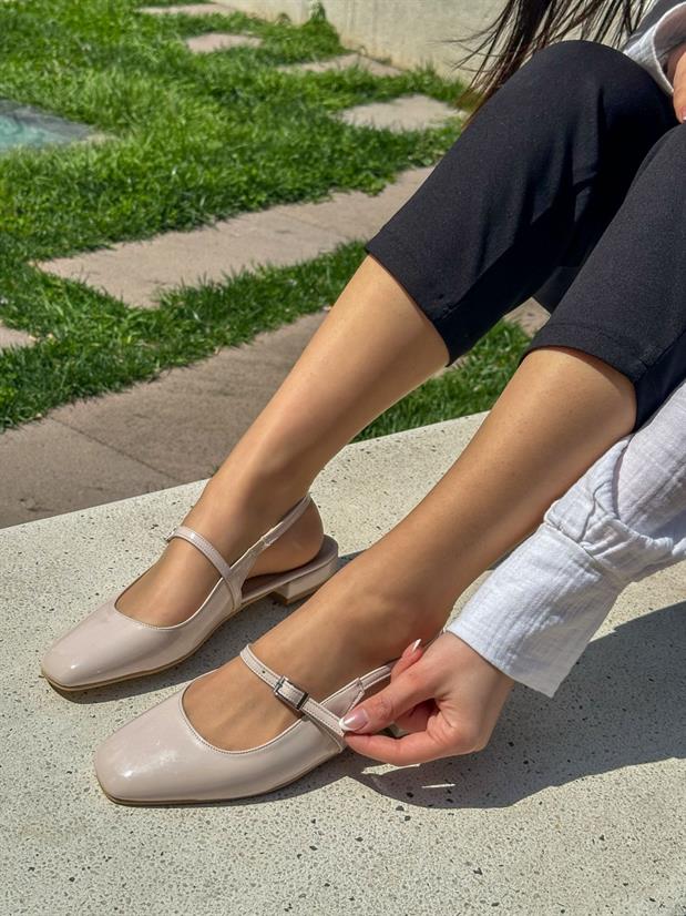 Bej Rugan (Ceolle) Küt Burun Kemer Detay Kısa Topuklu Kadın Babet