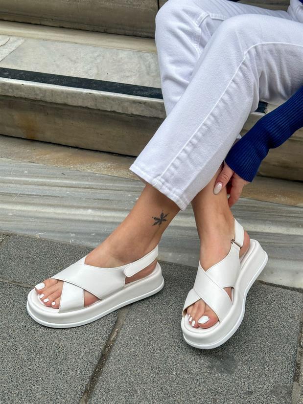 Beyaz Cilt (Beangle) Bant Detay Kadın Sandalet