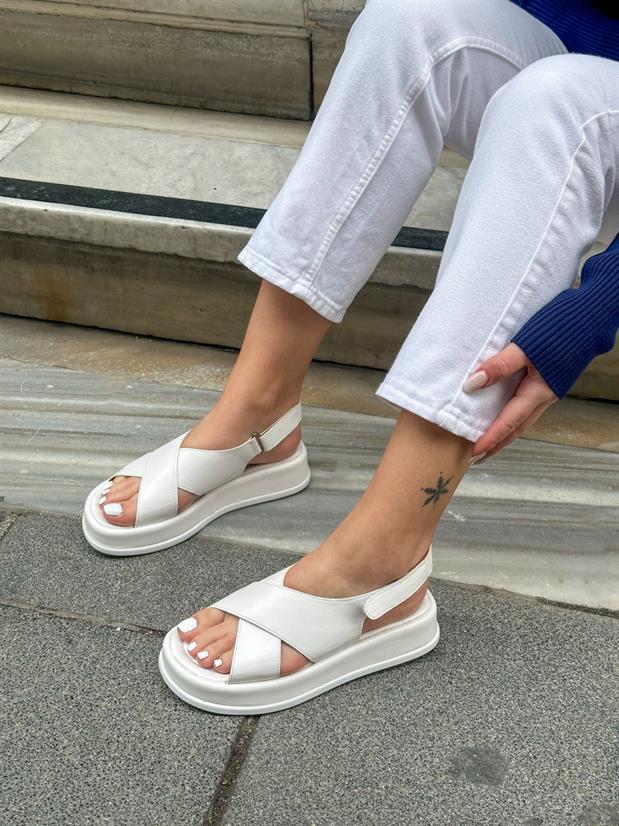 Beyaz Cilt (Beangle) Bant Detay Kadın Sandalet