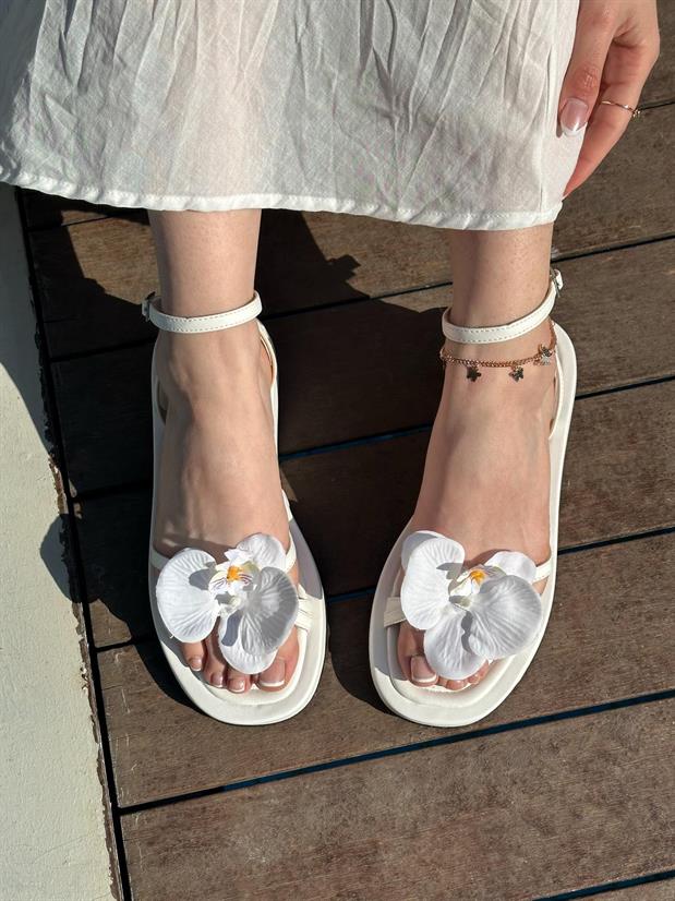 Beyaz Cilt (Flow) Çiçek Detaylı Kadın Sandalet