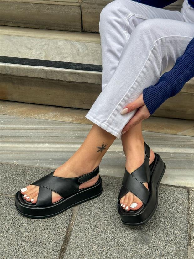 Siyah Cilt (Beangle) Bant Detay Kadın Sandalet