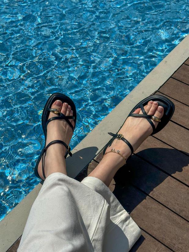 Siyah Cilt (Harper) Toka Detay Kadın Sandalet