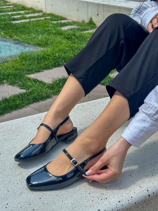 Siyah Rugan (Ceolle) Küt Burun Kemer Detay Kısa Topuklu Kadın Babet