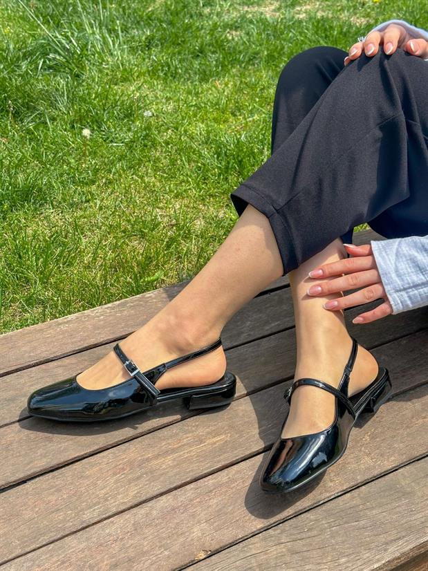 Siyah Rugan (Ceolle) Küt Burun Kemer Detay Kısa Topuklu Kadın Babet