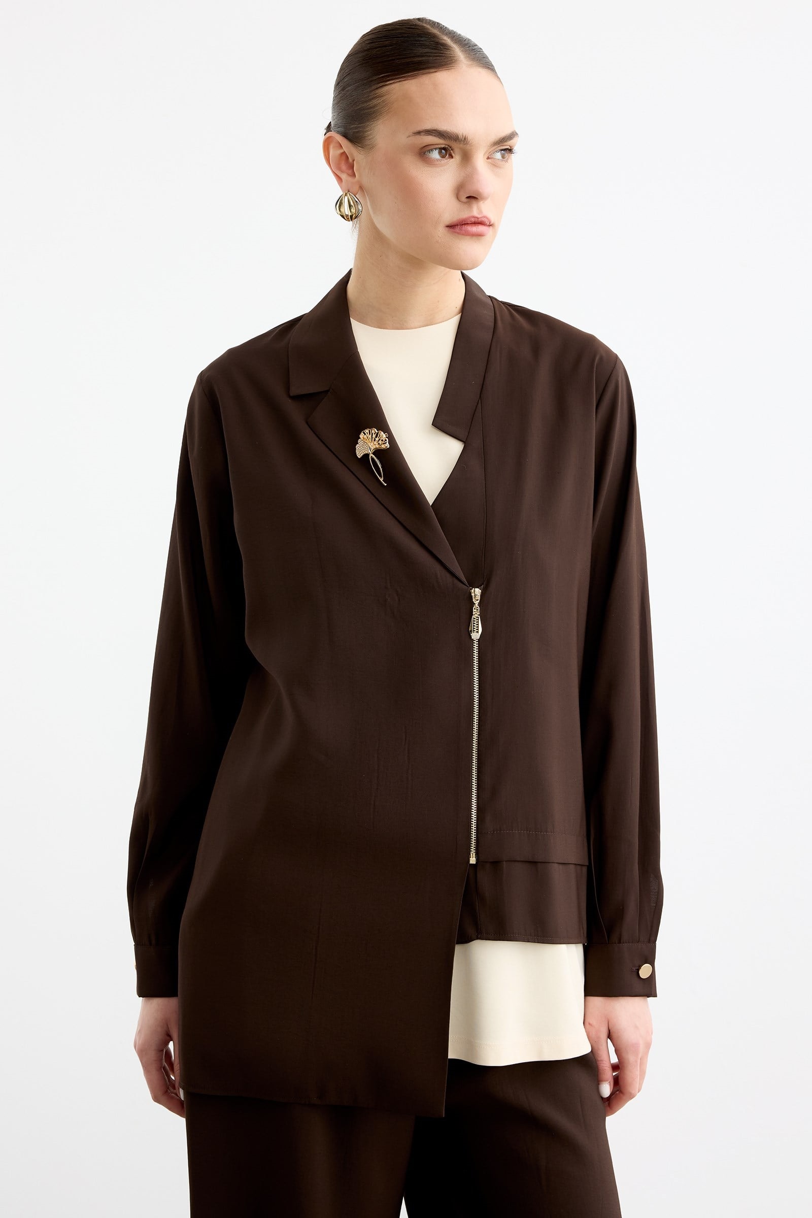 Asimetrik Minimal Yakalı Broş Detaylı Fermuarlı 3lü Takım KAHVE