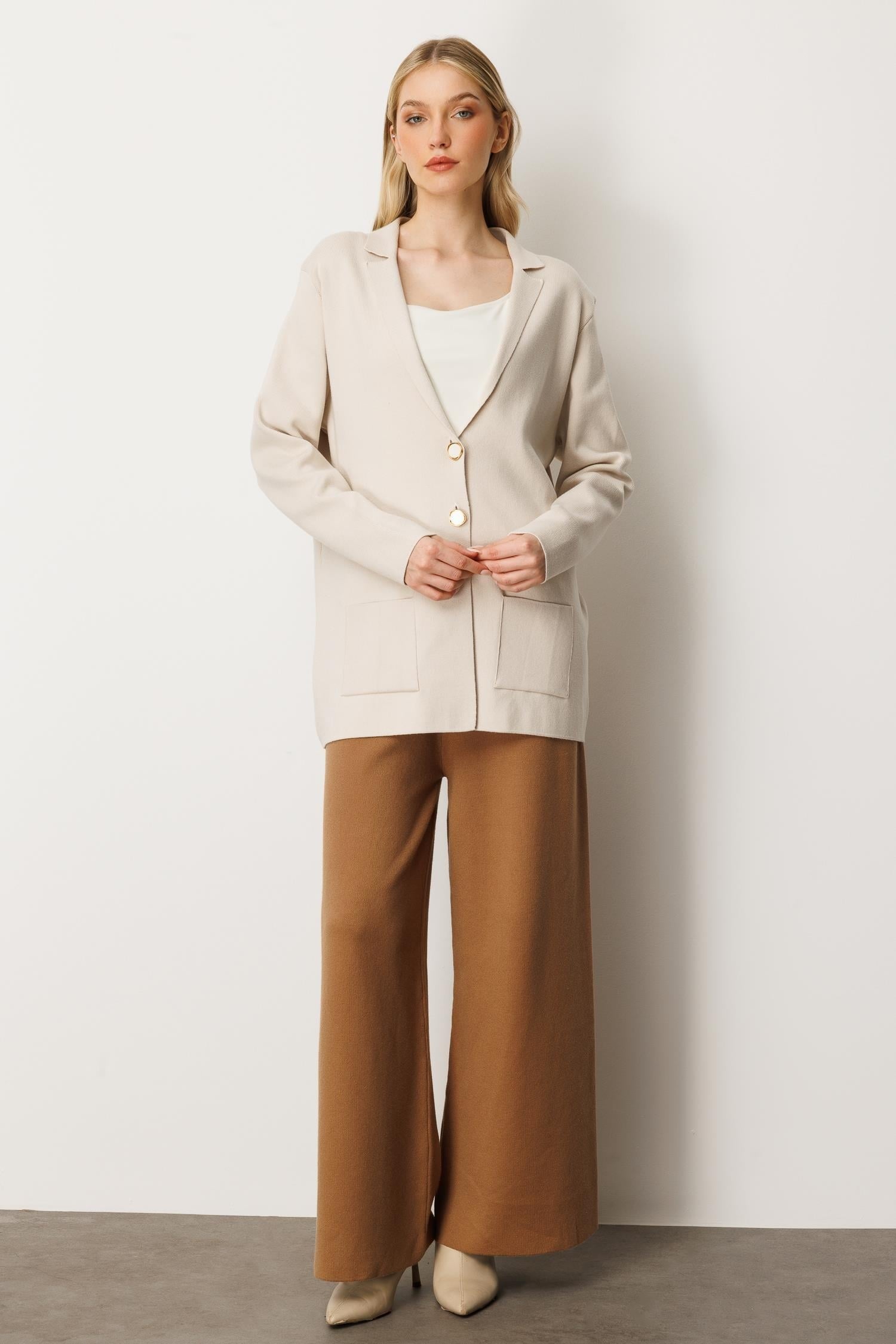 Mutlu Ertan Kadın Düğme Detaylı Triko Ceket Taş 20235