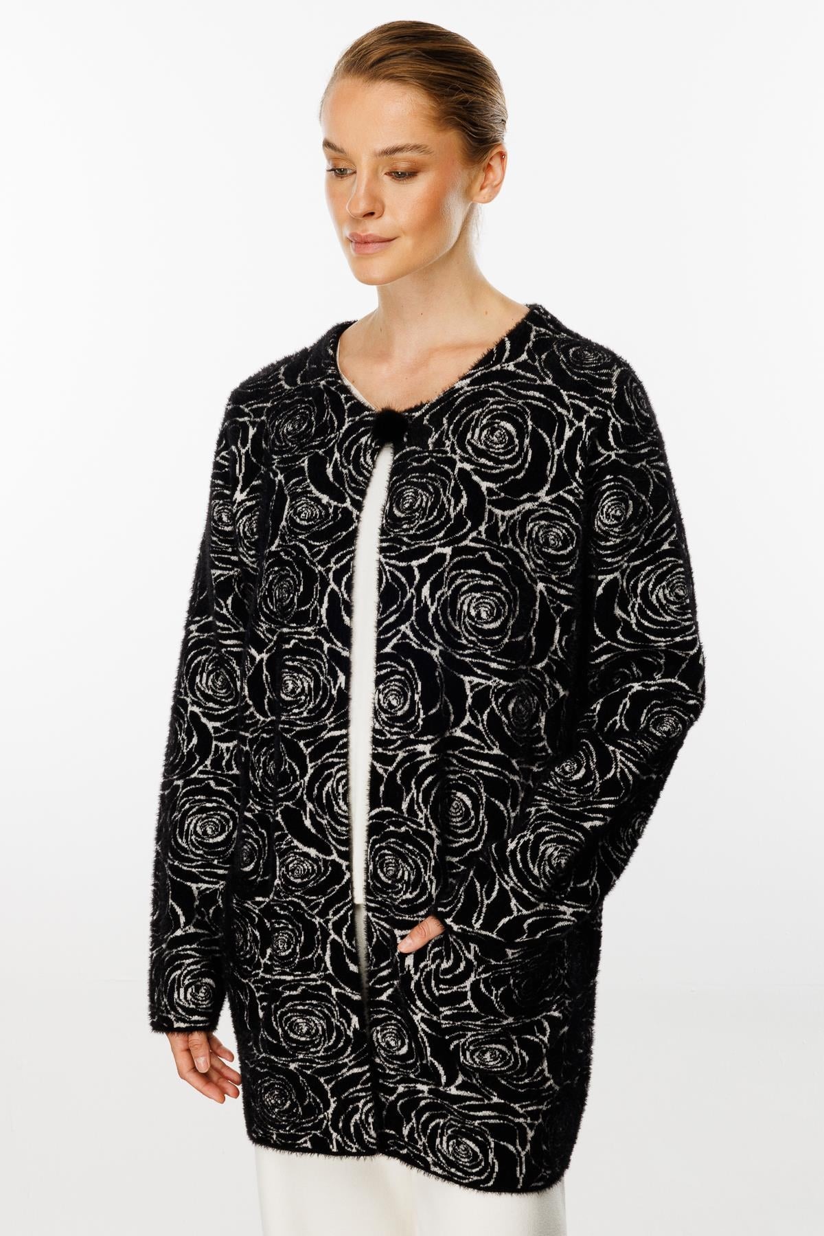 Mutlu Ertan Kadın Gül Desenli Angora Triko Cepli Hırka Siyah-Ekru 2825