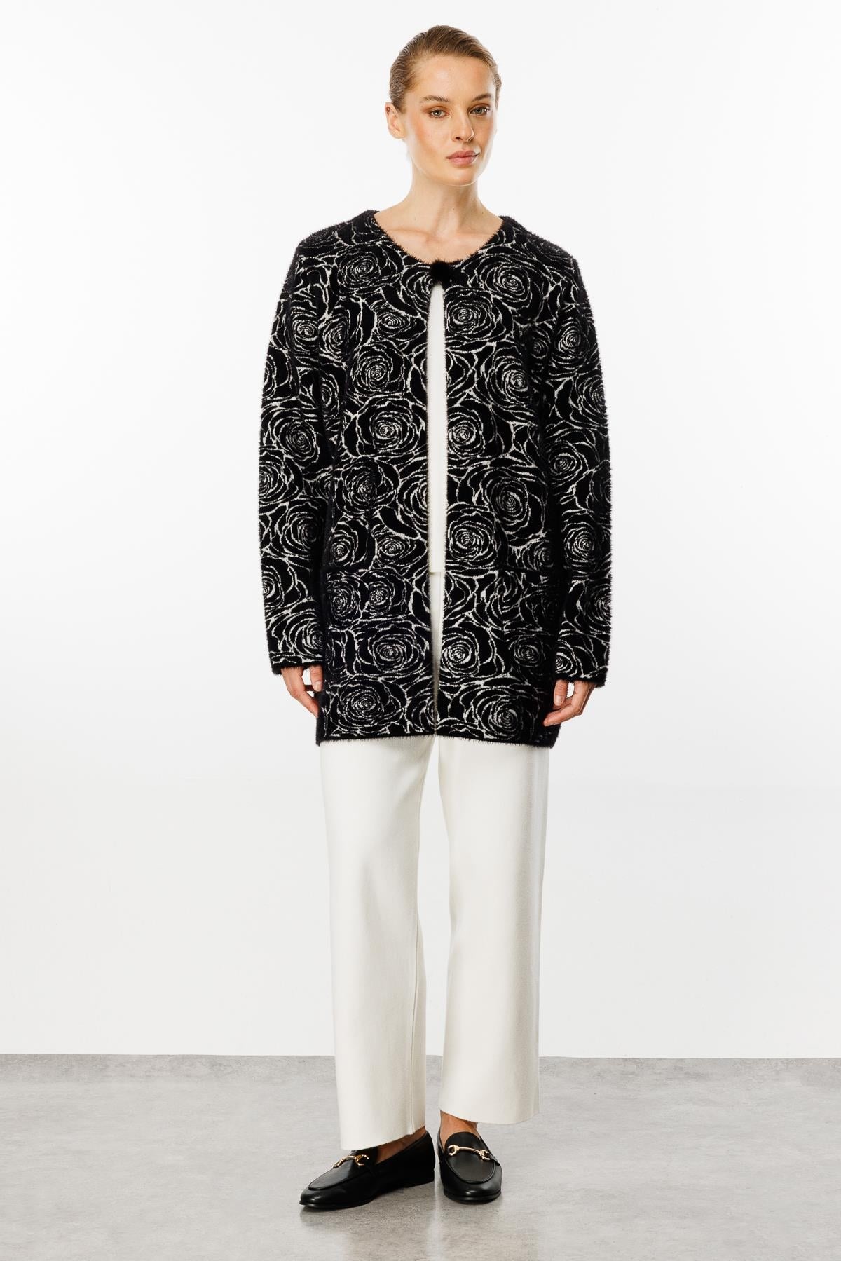 Mutlu Ertan Kadın Gül Desenli Angora Triko Cepli Hırka Siyah-Ekru 2825