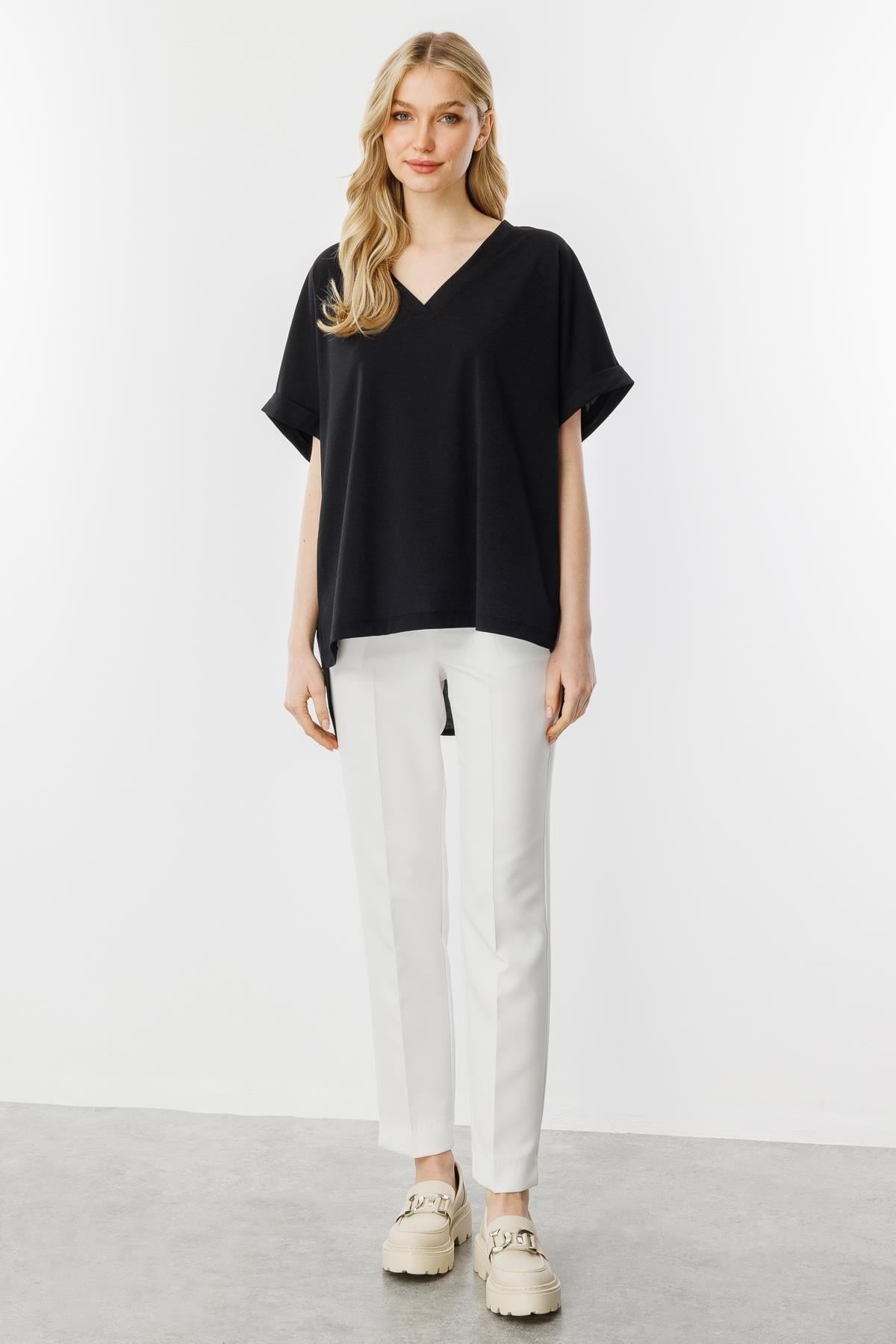 Mutlu Ertan Kadın Oversize V Yaka Kısa Kol Bluz Siyah 30340