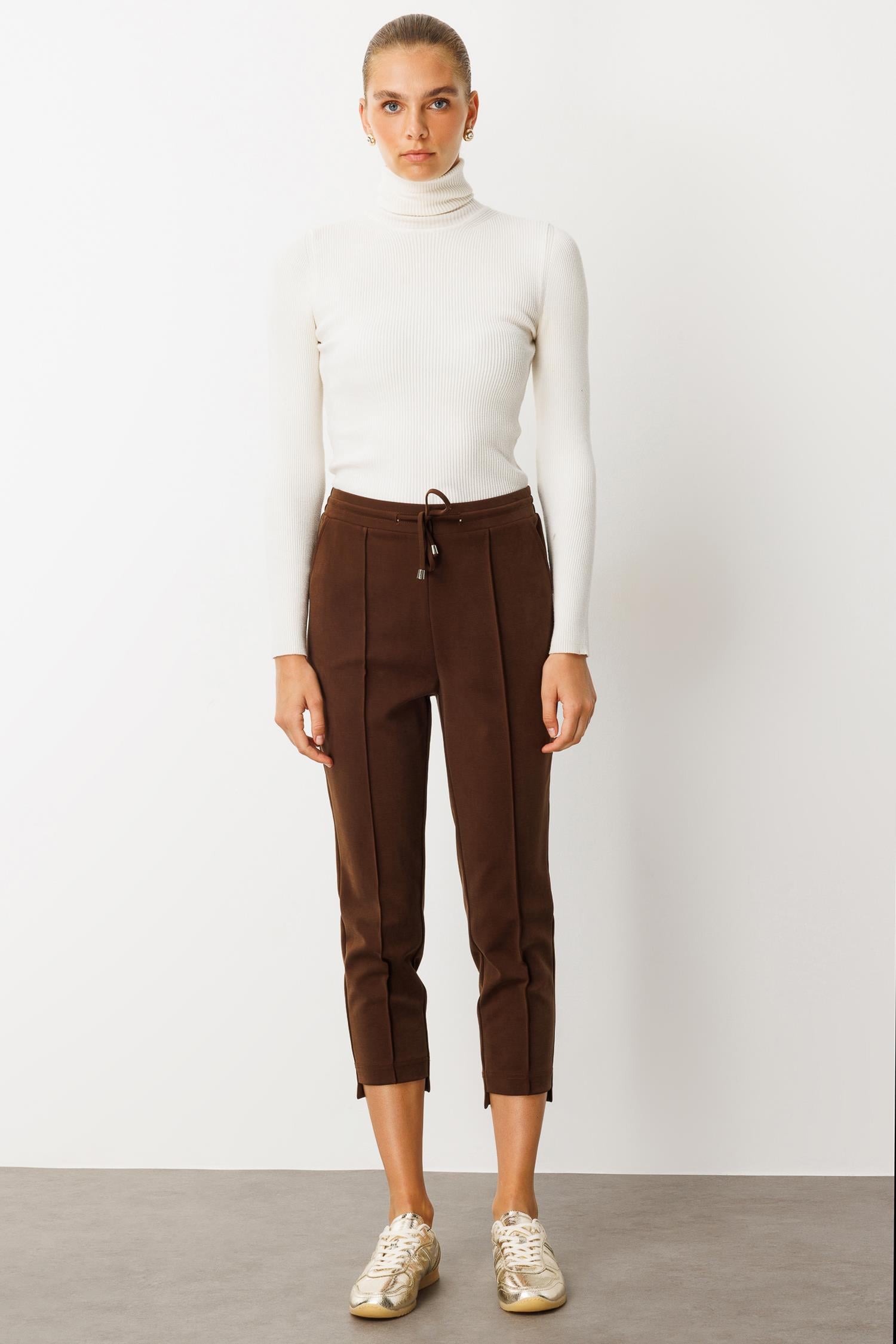 Modailgi  Arka Kemeri Lastikli Tünel Bağcık Detaylı Nervürlü Ön Paça Kısa Örme Pantolon - 15036,70110 Kahve