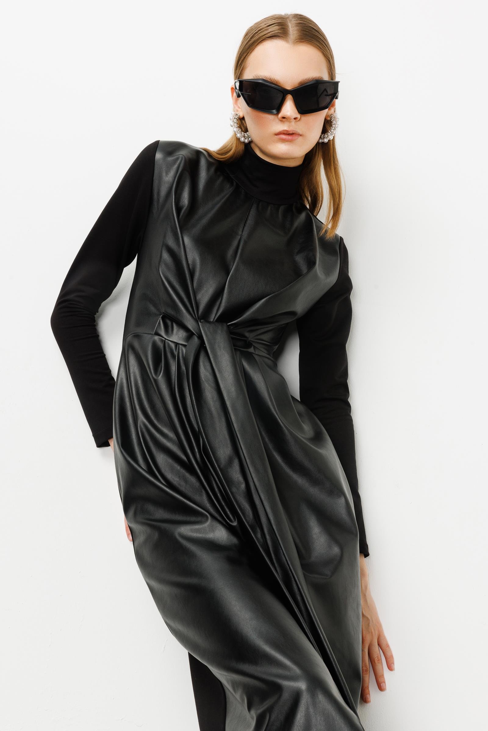Modailgi  Bağlama Detaylı Yırtmaçlı Deri Elbise Siyah