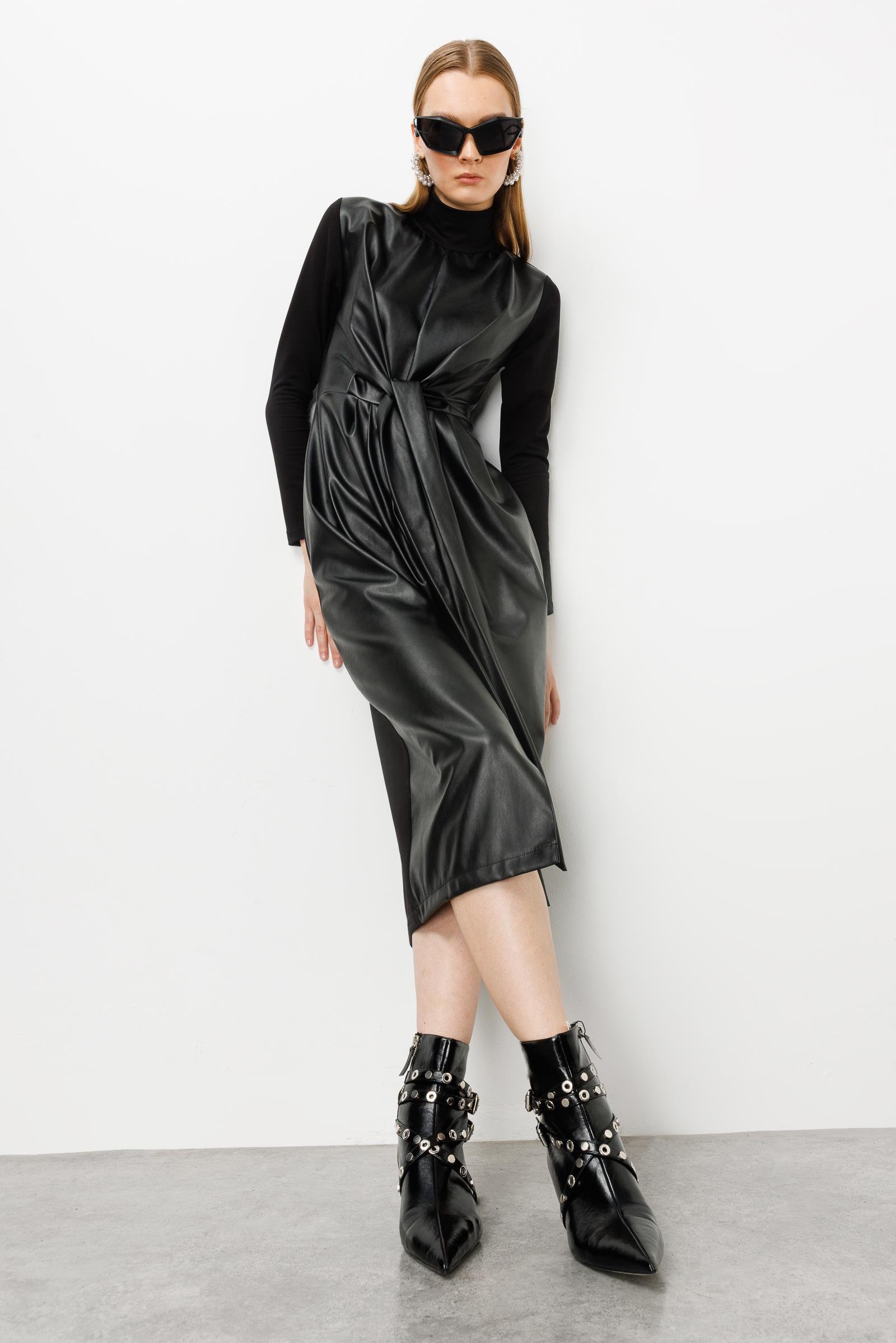 Modailgi  Bağlama Detaylı Yırtmaçlı Deri Elbise Siyah