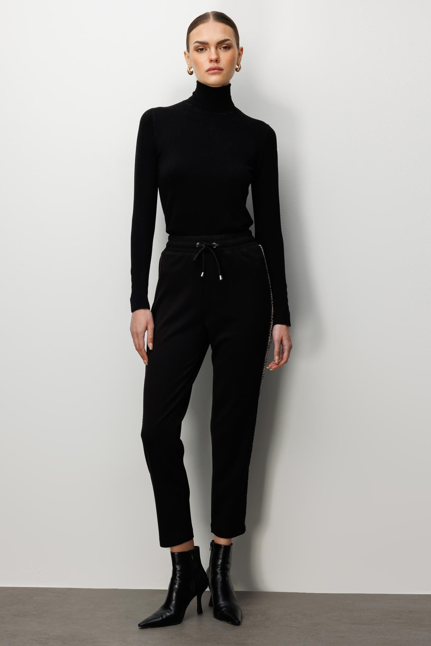 Modailgi  Beli Lastikli Bağlamalı Yanları Bantlarla Birlikte Biye Detaylı Örme Pantolon - 15050 Siyah