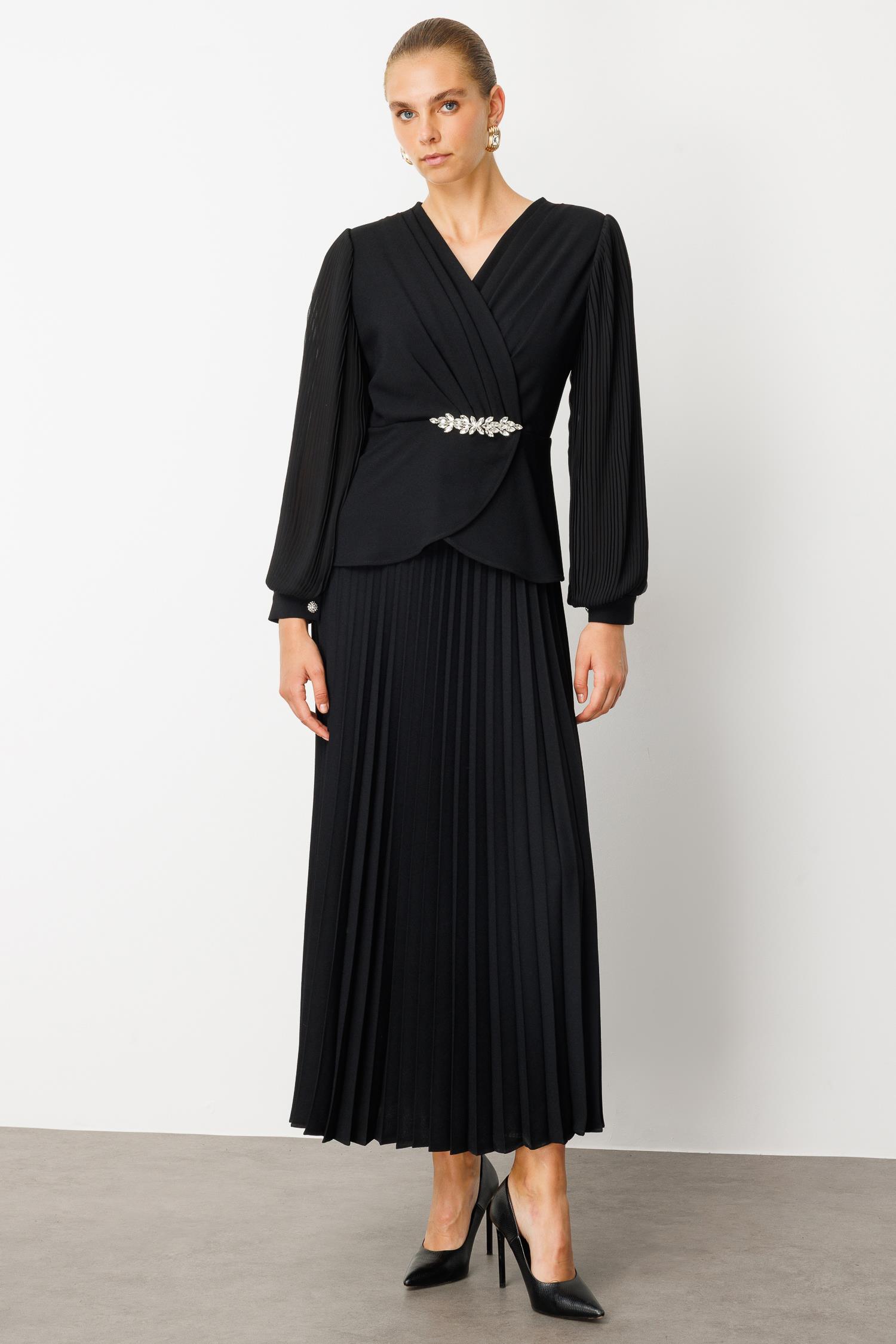 Modailgi  Beli Taş Detaylı Kolları ve Eteği Pliseli Elbise Siyah