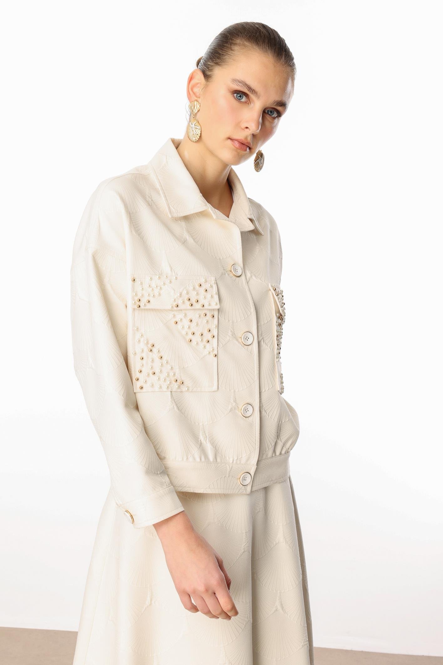 Modailgi  Cepleri İnci Detaylı Oversize Kısa Mont Taş