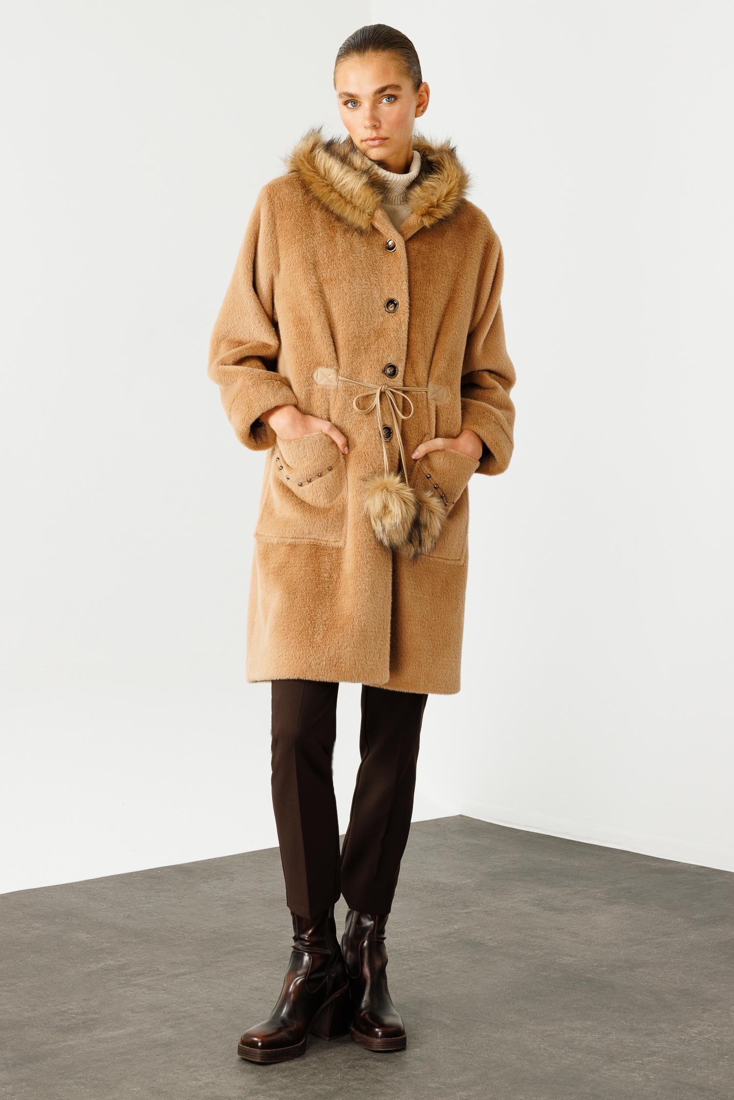 Modailgi  Cepleri Trok Detaylı Kapüşonlu Peluş Kaban Vizon