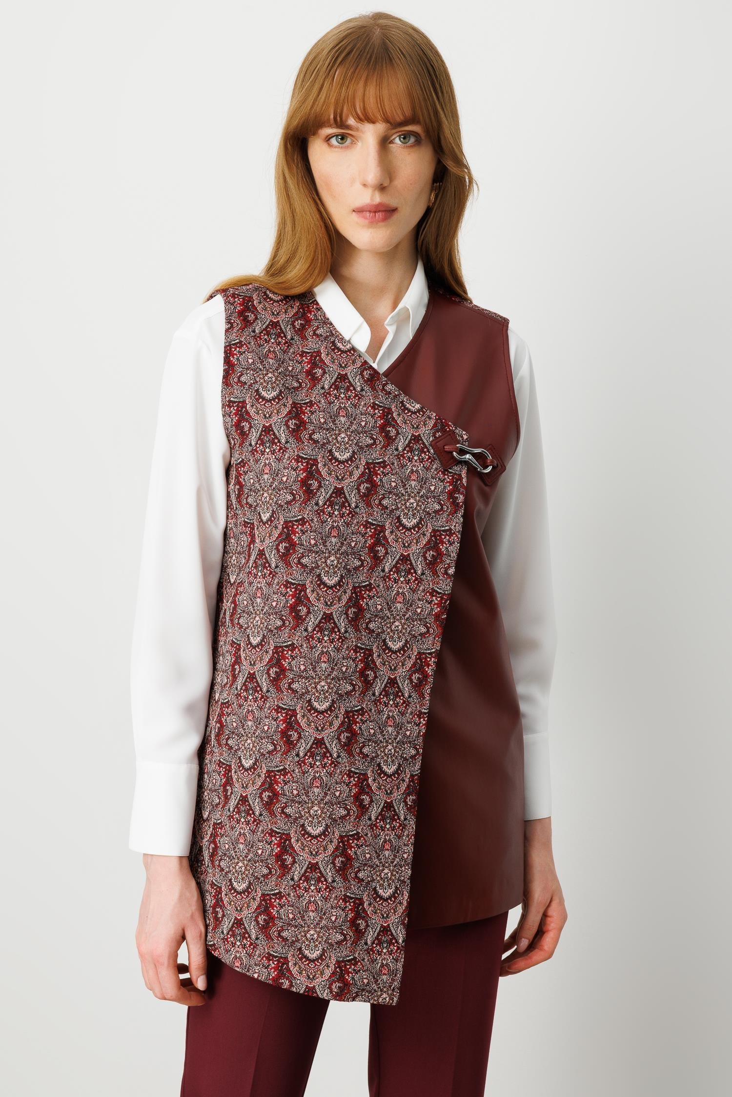 Modailgi  Deri Kumaş Garnili Klapa Kapamalı Asimetrik Jakar Yelek Bordo