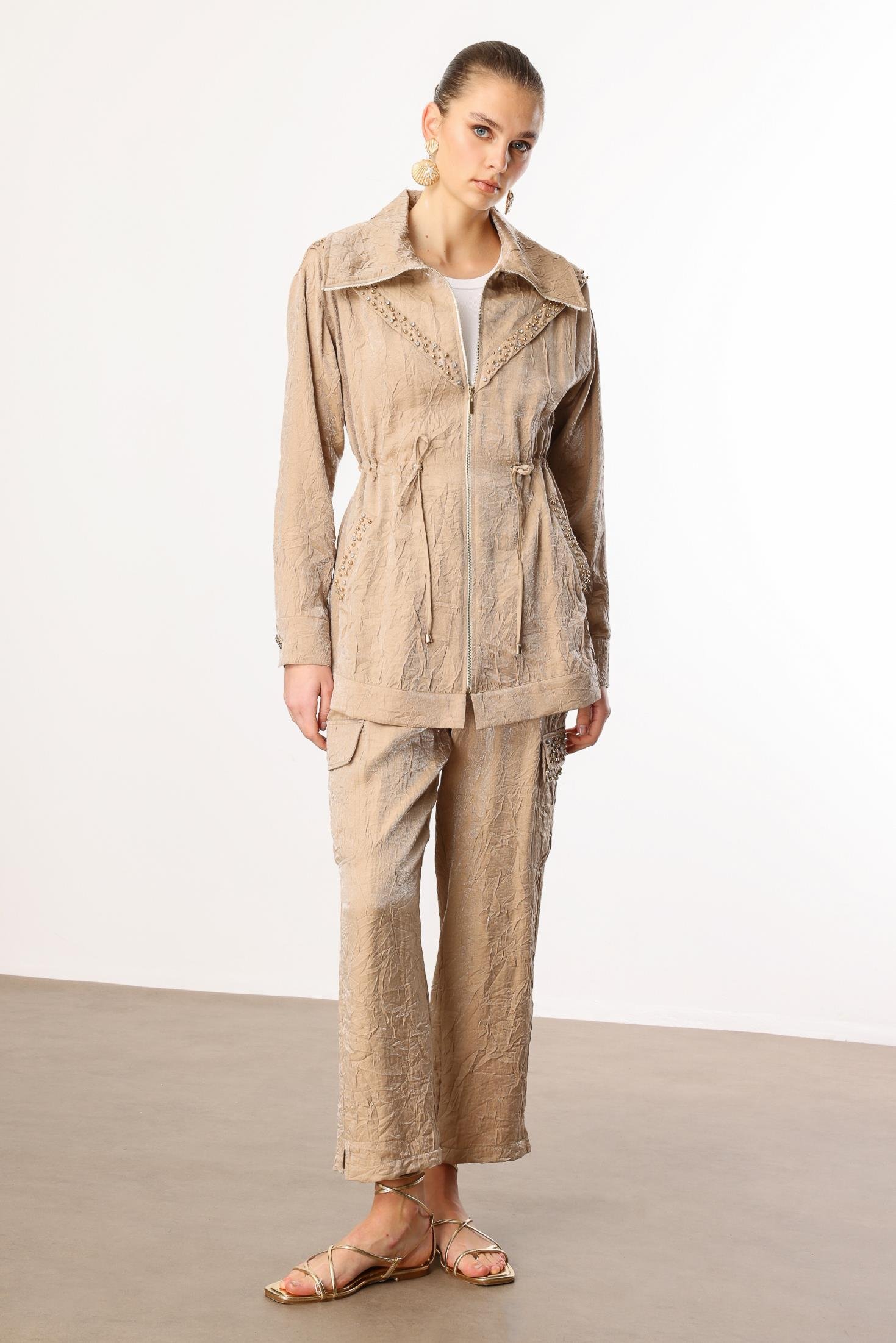 Modailgi  Devrik Yaka Fermuar Kapamalı İnci ve Havalı Dikiş Detaylı Tunik Camel