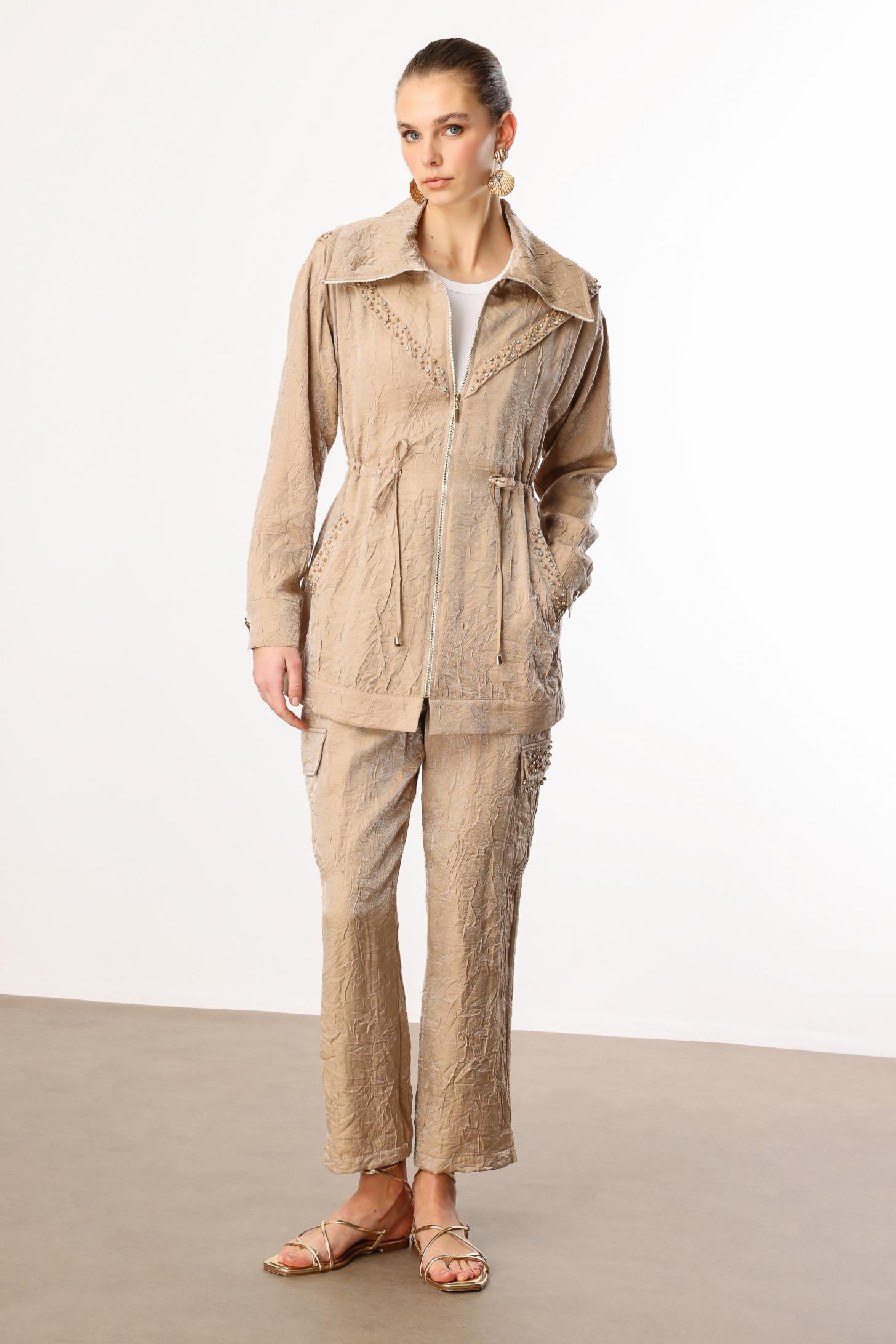 Modailgi  Devrik Yaka Fermuar Kapamalı İnci ve Havalı Dikiş Detaylı Tunik Camel