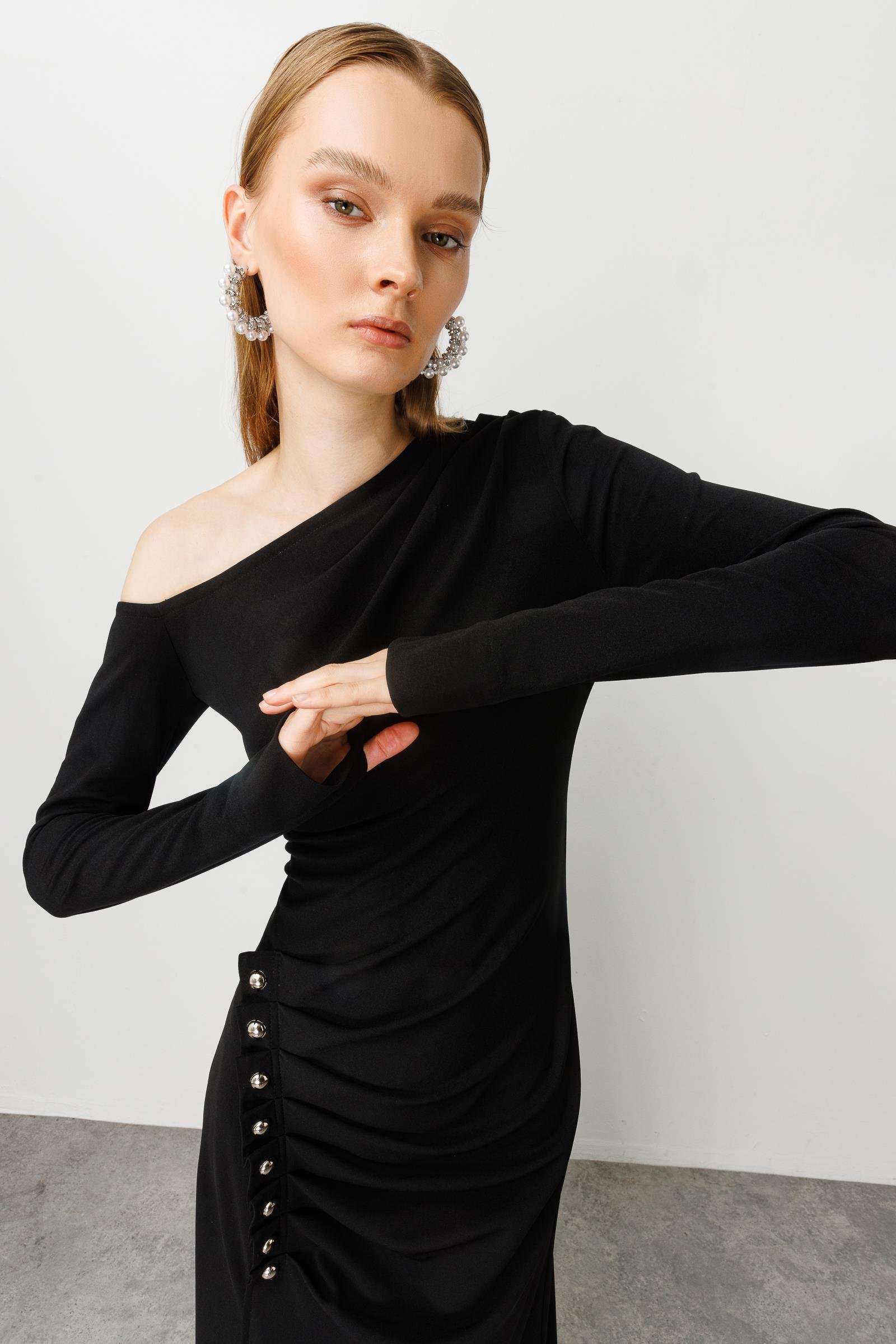 Modailgi  Düşük Kollu Yırtmaçlı Uzun Elbise Siyah