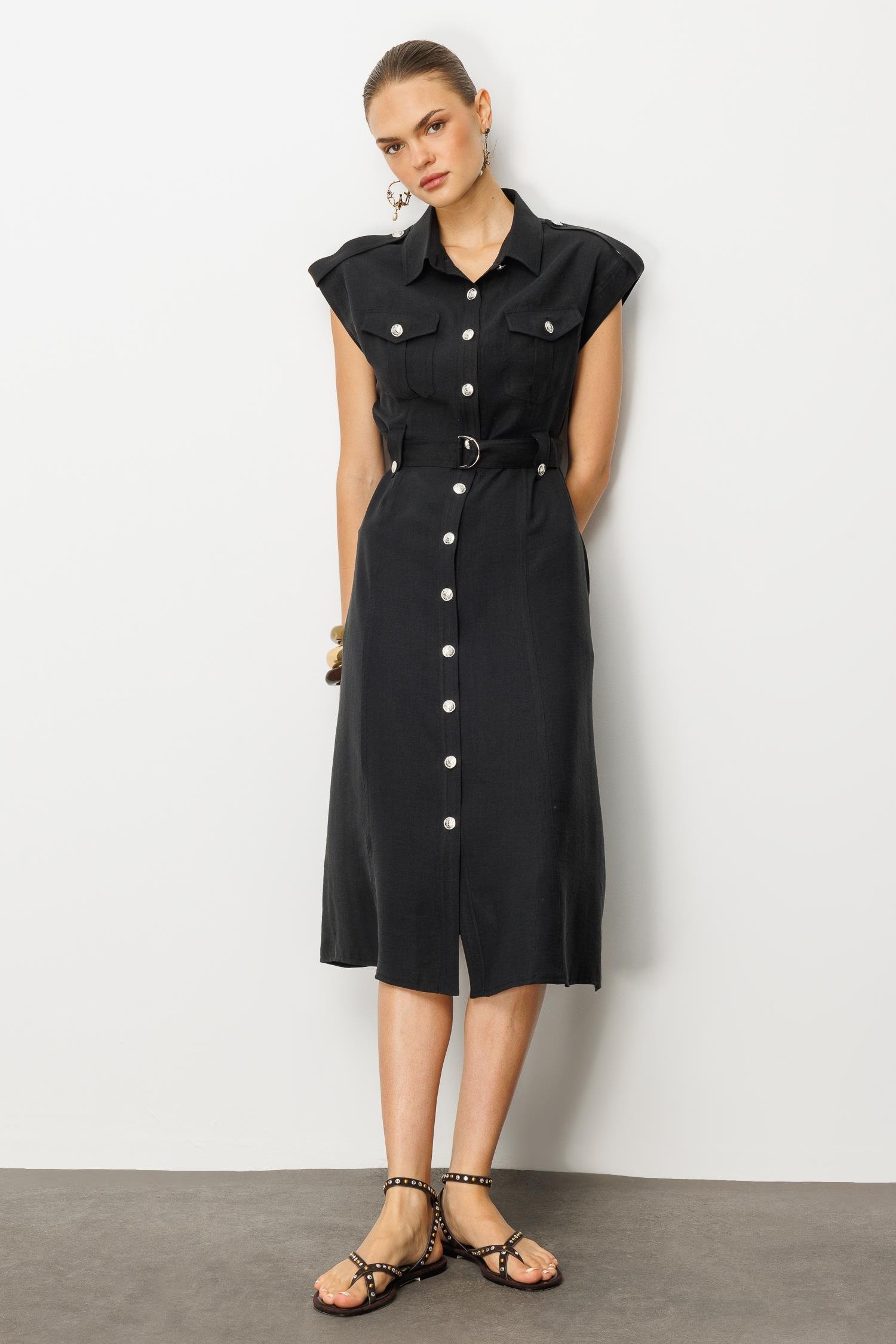 Modailgi  Düşük Omuzlu Apolet ve Kuşak Detaylı Düğme Kapamalı Midi Boy Elbise Siyah