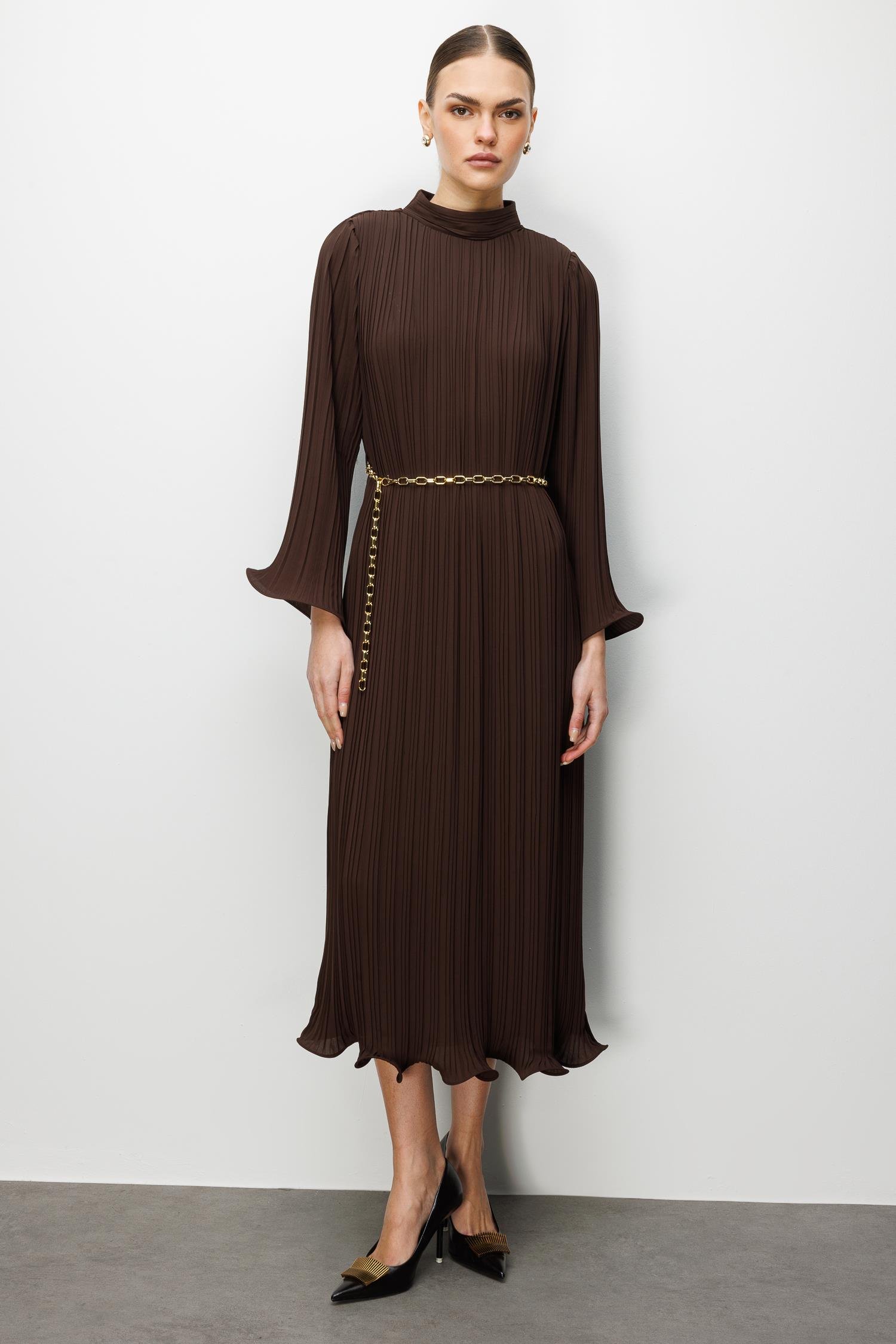 Modailgi  Etek ve Kol Ucu Volanlı Pliseli Zincir Kemerli Midi Boy Elbise Kahve