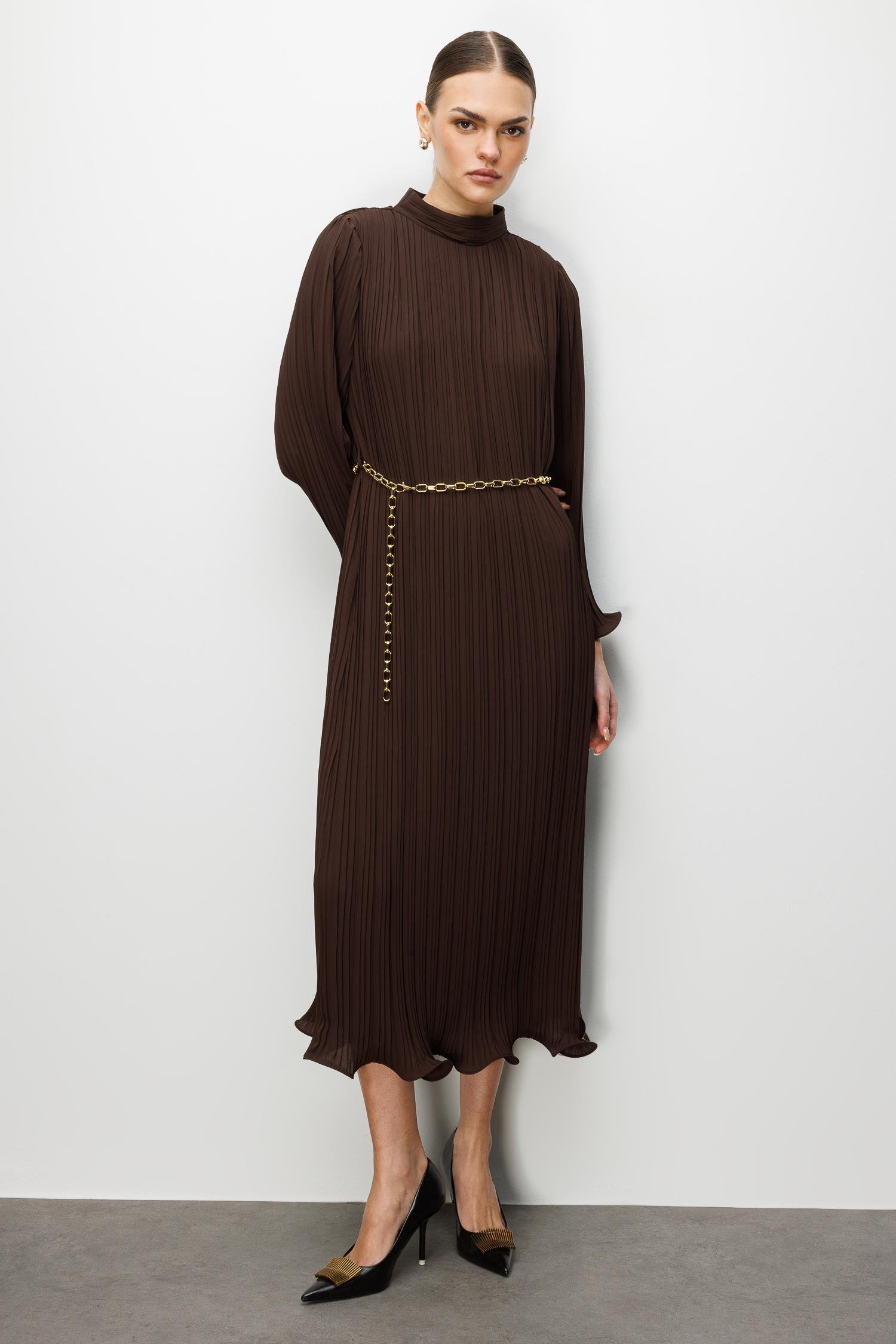 Modailgi  Etek ve Kol Ucu Volanlı Pliseli Zincir Kemerli Midi Boy Elbise Kahve
