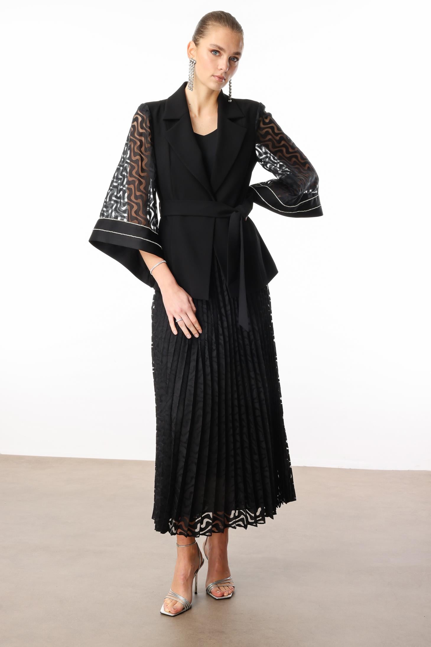 Modailgi  Evaze Kol Şerit Taş Aksesuarlı Kısa Ceket Siyah