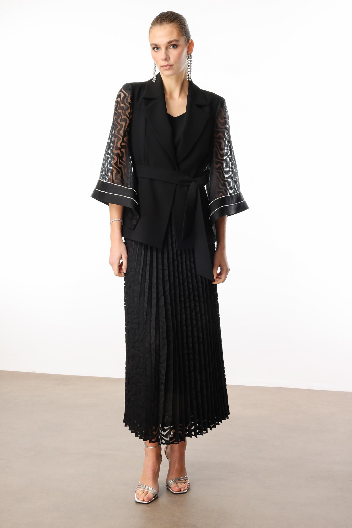 Modailgi  Evaze Kol Şerit Taş Aksesuarlı Kısa Ceket Siyah