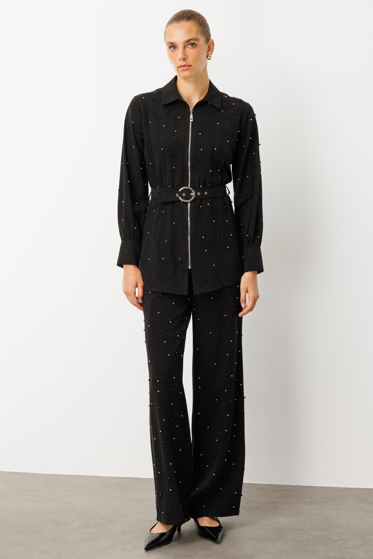 Modailgi  Fermuar Kapamalı İnci Detaylı Beli Kemerli Rahat Kesim Tunik - 40041 Siyah