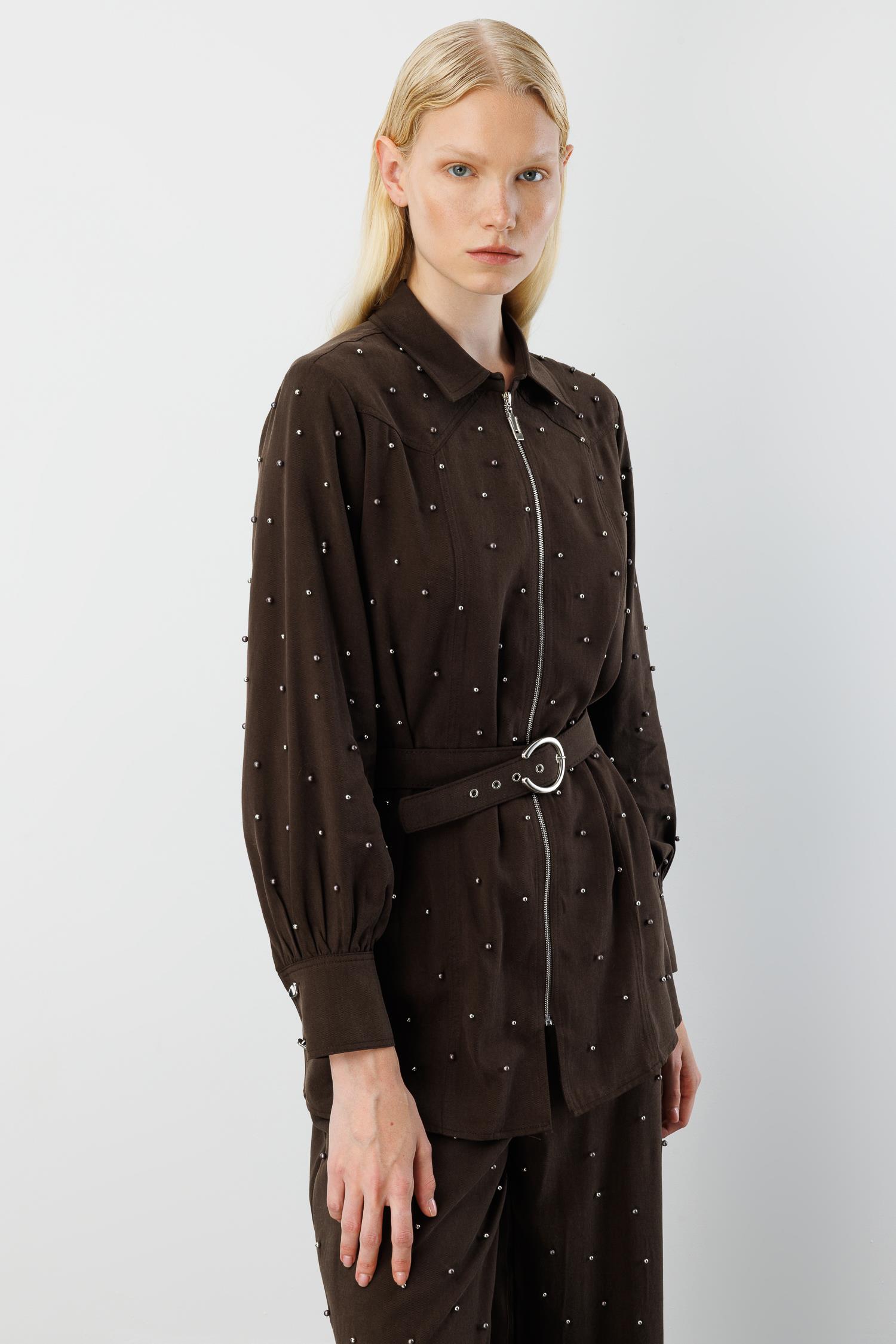 Modailgi  Fermuar Kapamalı İnci Detaylı Beli Kemerli Rahat Kesim Tunik - 40041 Kahve