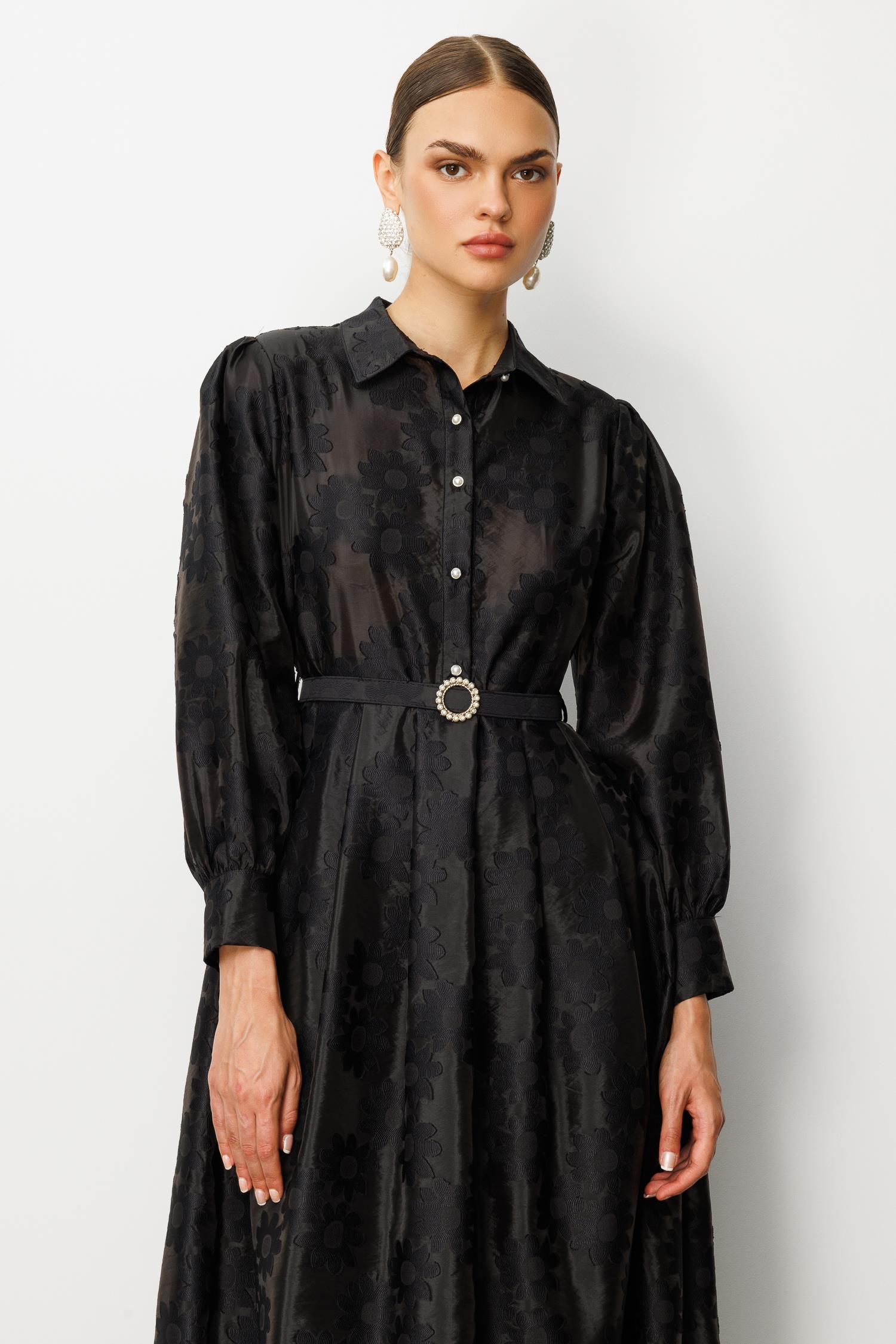 Modailgi  Gömlek Yakalı Yarım Pat Eteği Geniş Pile Detaylı Kemer Akseuarlı Uzun Elbise Siyah