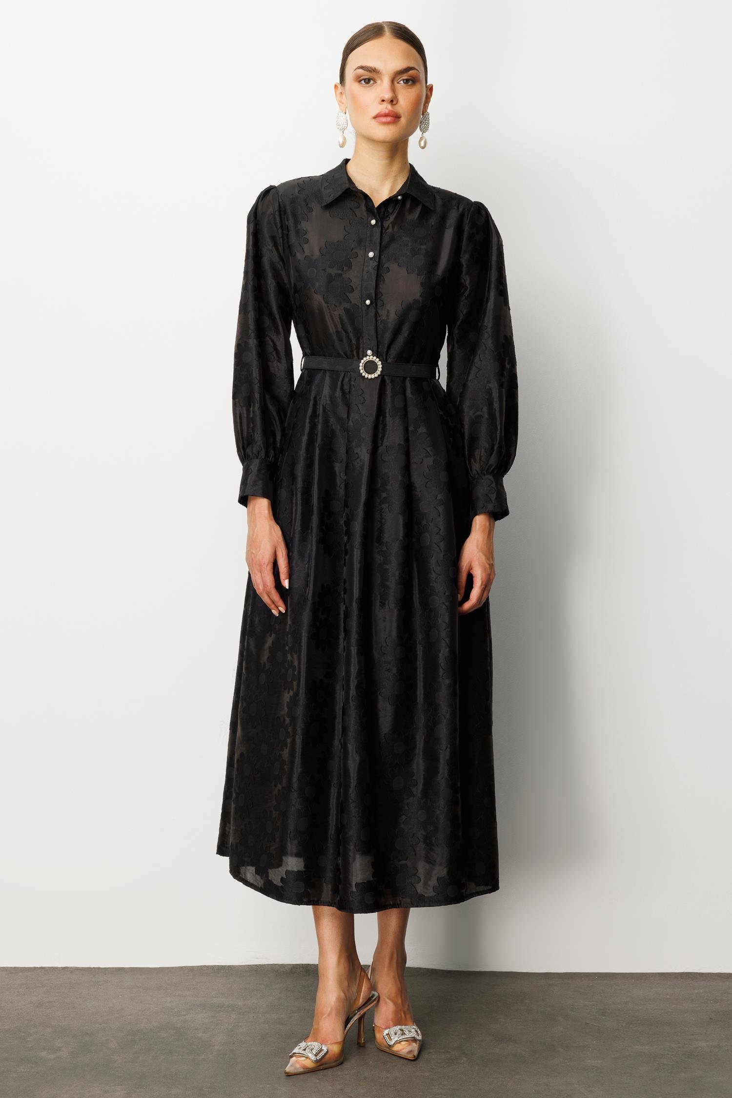 Modailgi  Gömlek Yakalı Yarım Pat Eteği Geniş Pile Detaylı Kemer Akseuarlı Uzun Elbise Siyah