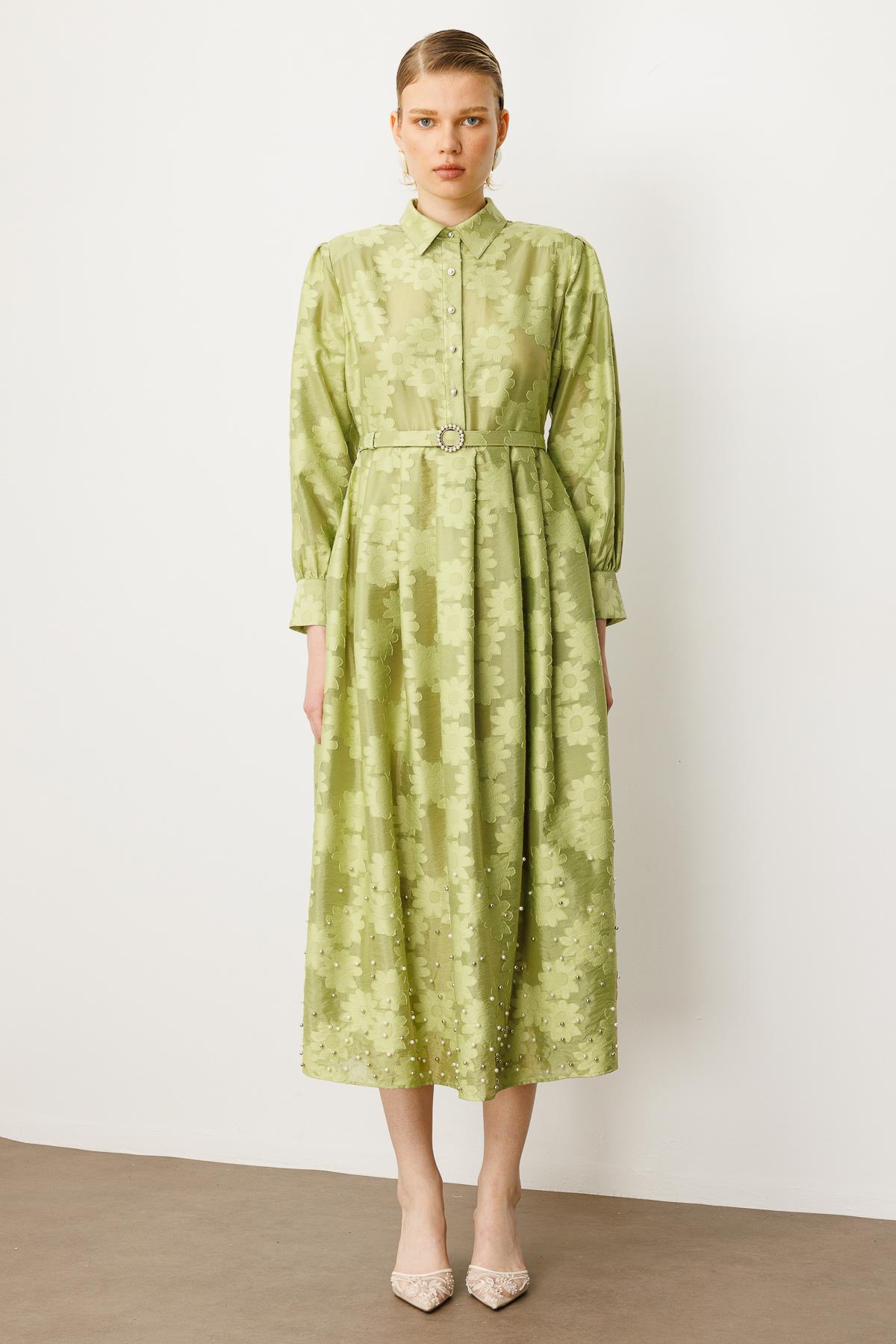 Modailgi  Gömlek Yakalı Yarım Pat Eteği Geniş Pile Detaylı Kemer Akseuarlı Uzun Elbise Yeşil