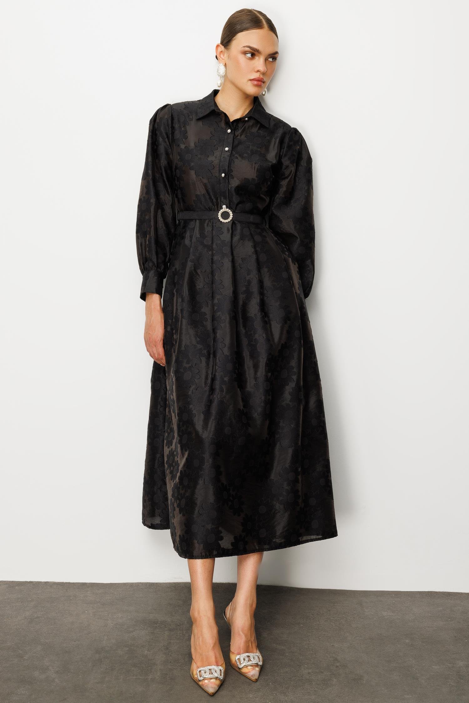 Modailgi  Gömlek Yakalı Yarım Pat Eteği Geniş Pile Detaylı Kemer Akseuarlı Uzun Elbise Siyah