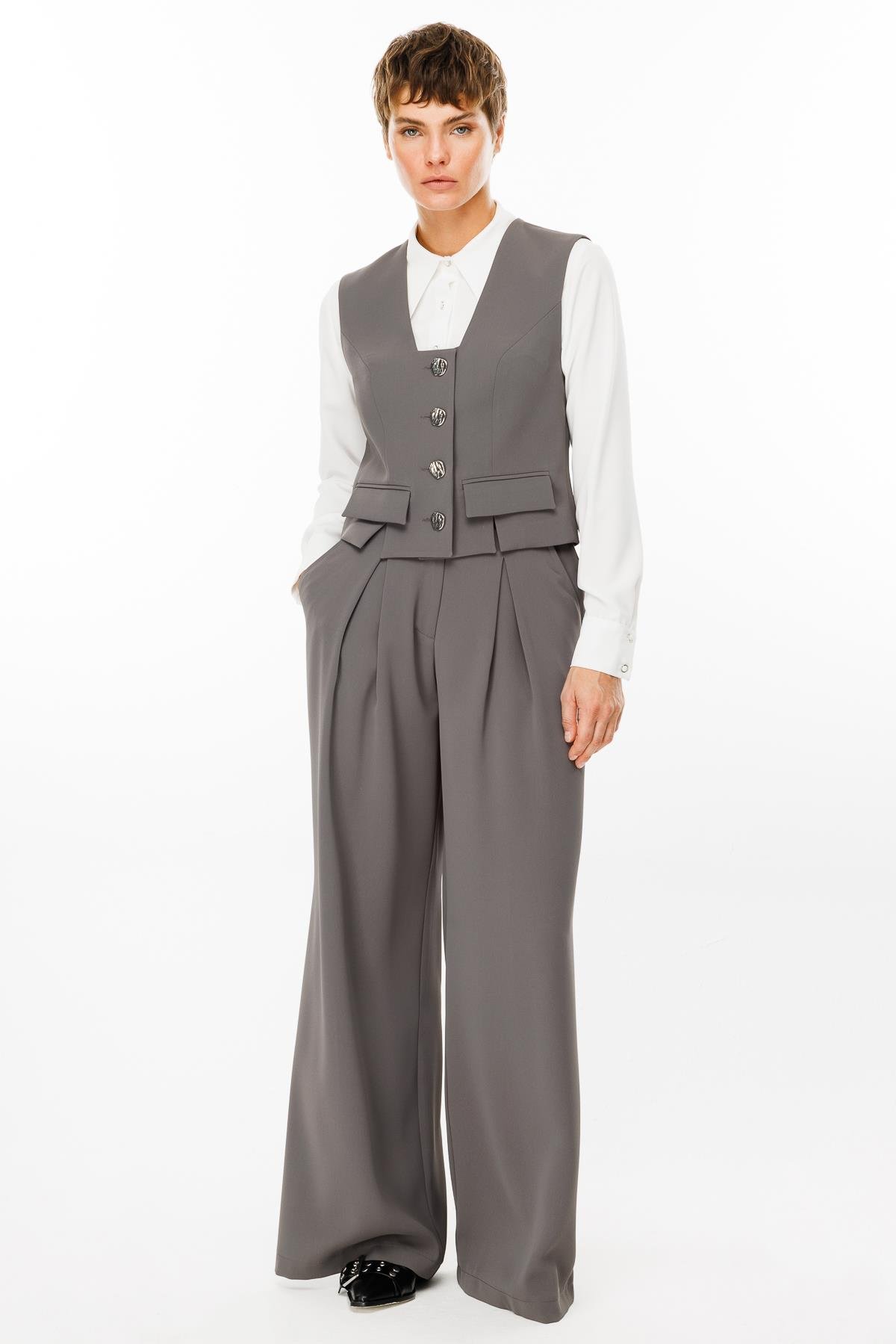 Modailgi  Kare Yaka Kapamalı Yırtmaç ve Kapak Detaylı Kısa Yelek Gri