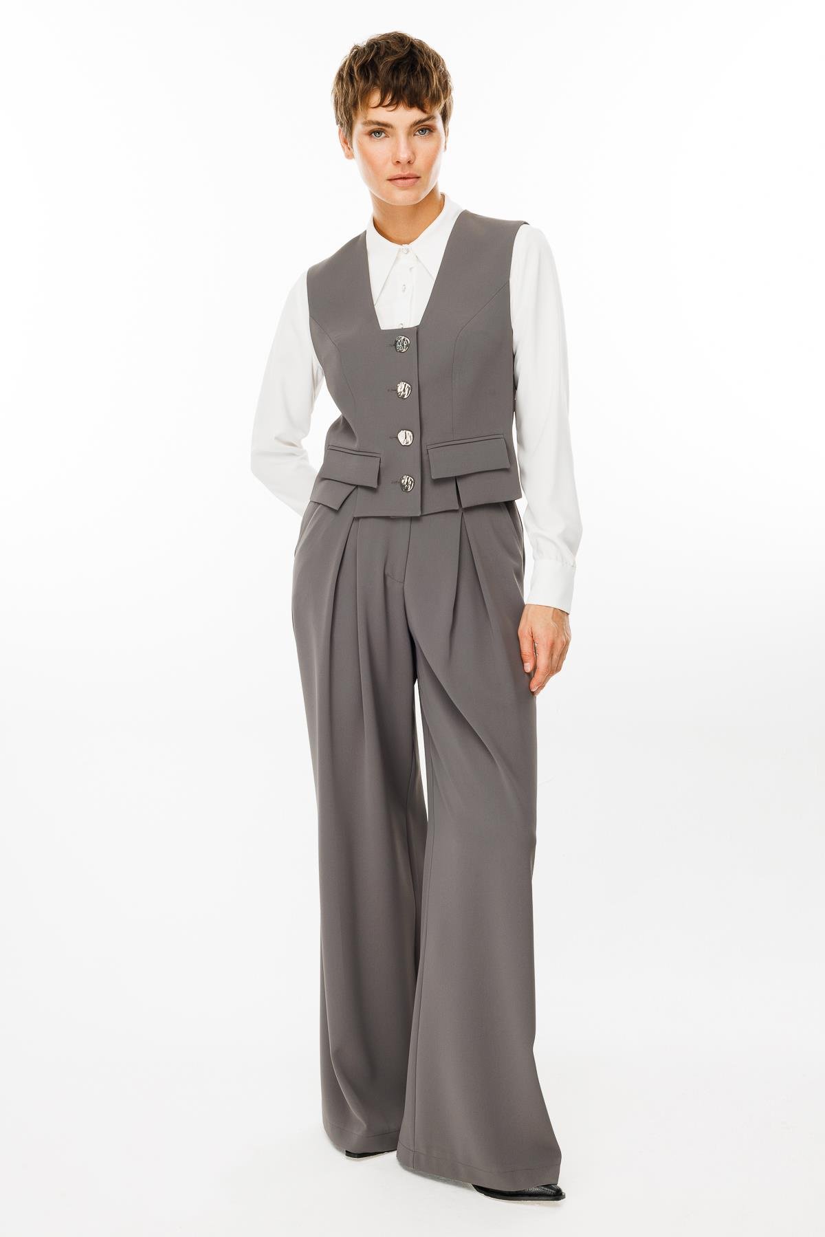 Modailgi  Kare Yaka Kapamalı Yırtmaç ve Kapak Detaylı Kısa Yelek Gri