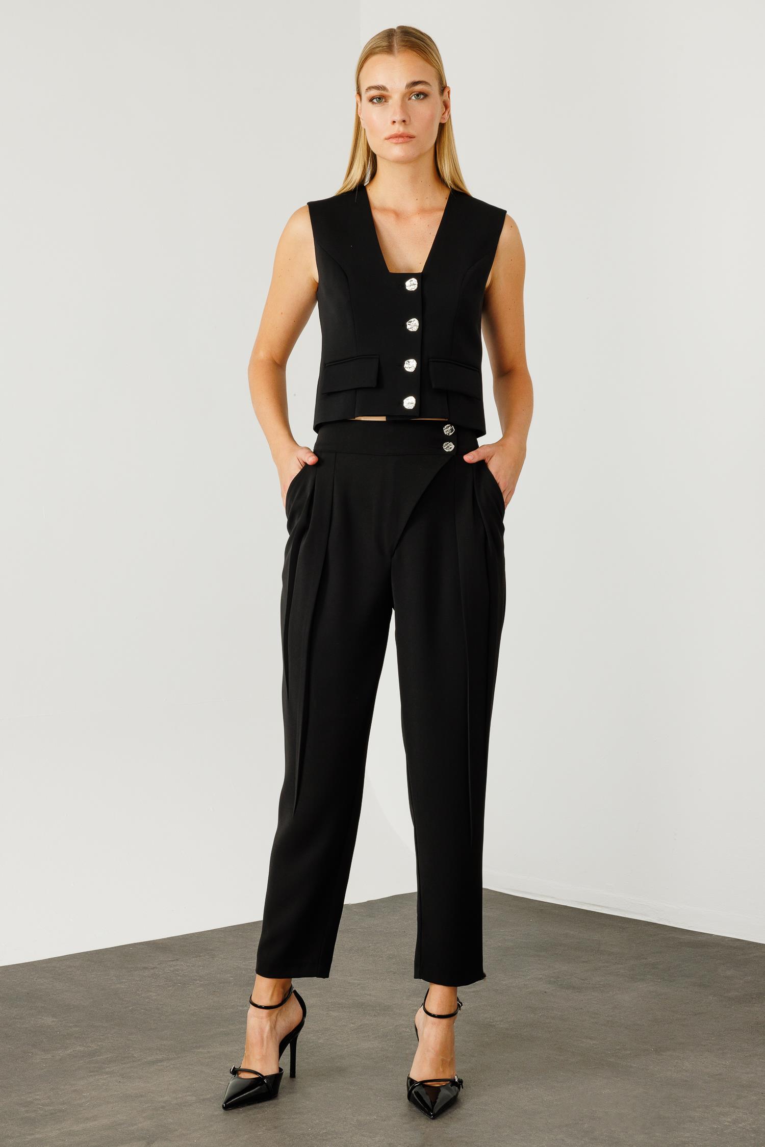 Modailgi  Kare Yaka Kapamalı Yırtmaç ve Kapak Detaylı Kısa Yelek Siyah