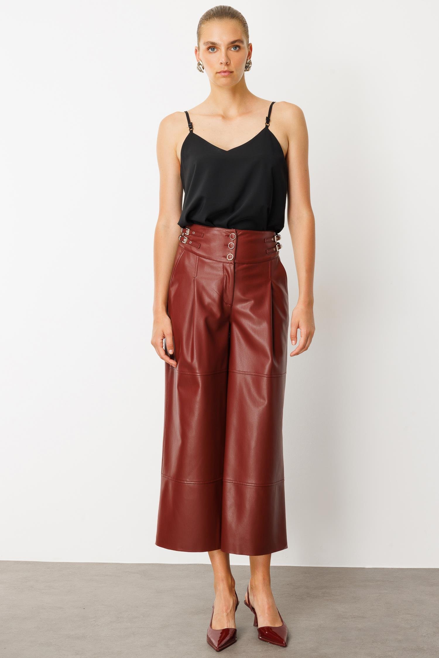 Modailgi  Kemer Kısmı Deri Toka Detaylı Yandan Cepli Pileli Ara Boy Pantolon Bordo