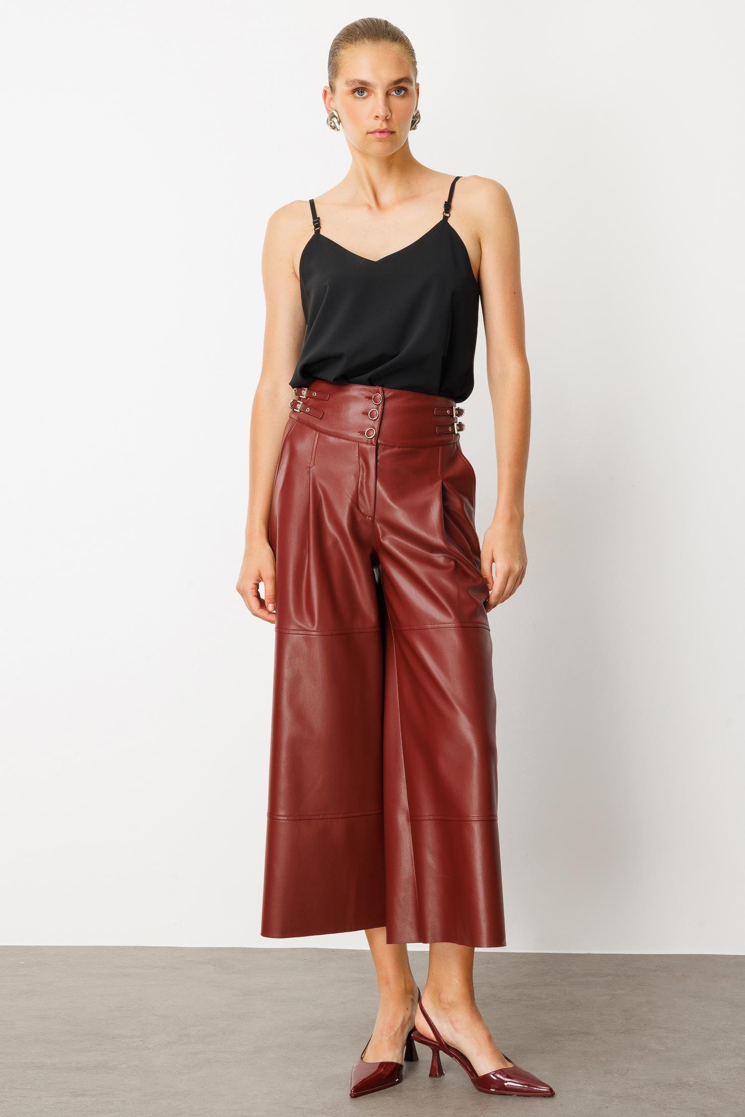 Modailgi  Kemer Kısmı Deri Toka Detaylı Yandan Cepli Pileli Ara Boy Pantolon Bordo