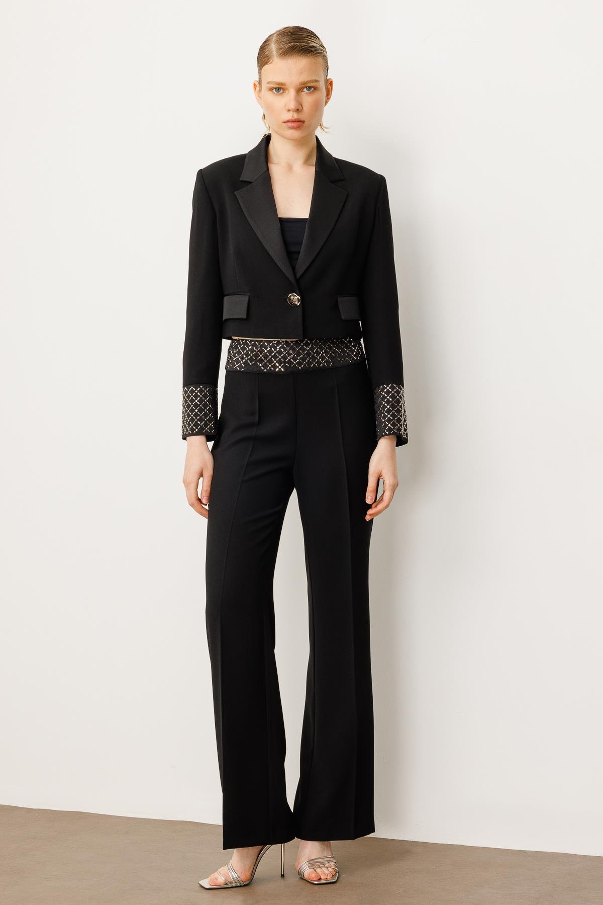 Modailgi  Kol Manşeti Taşlı Tek Düğme Krop Ceket - 40053 Siyah