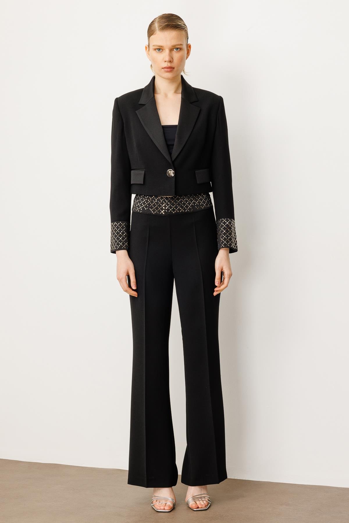 Modailgi  Kol Manşeti Taşlı Tek Düğme Krop Ceket - 40053 Siyah