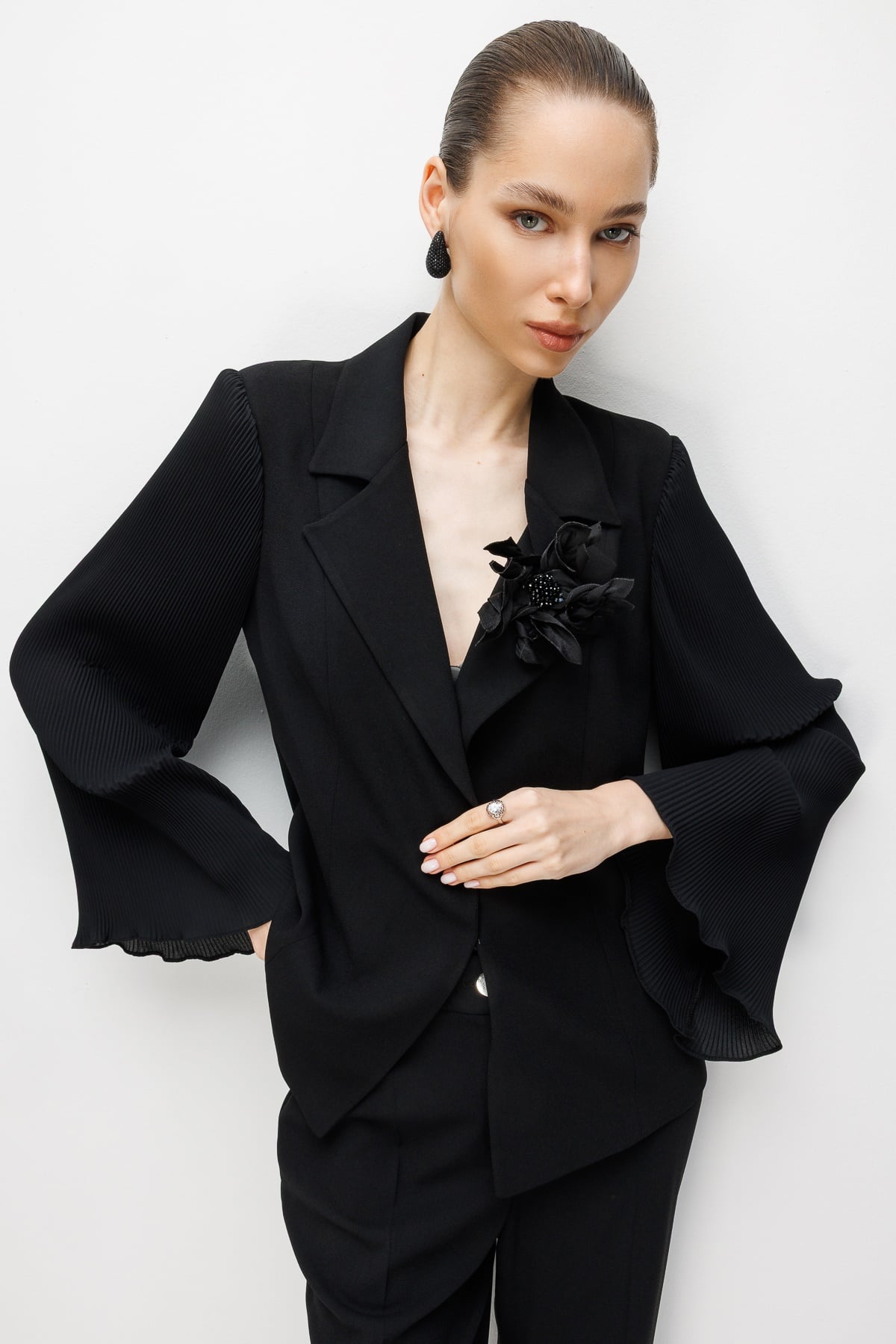Modailgi  Kol Pliseli Yakası Çiçek Broşlu Tek Düğme Ceket - 45025 Siyah