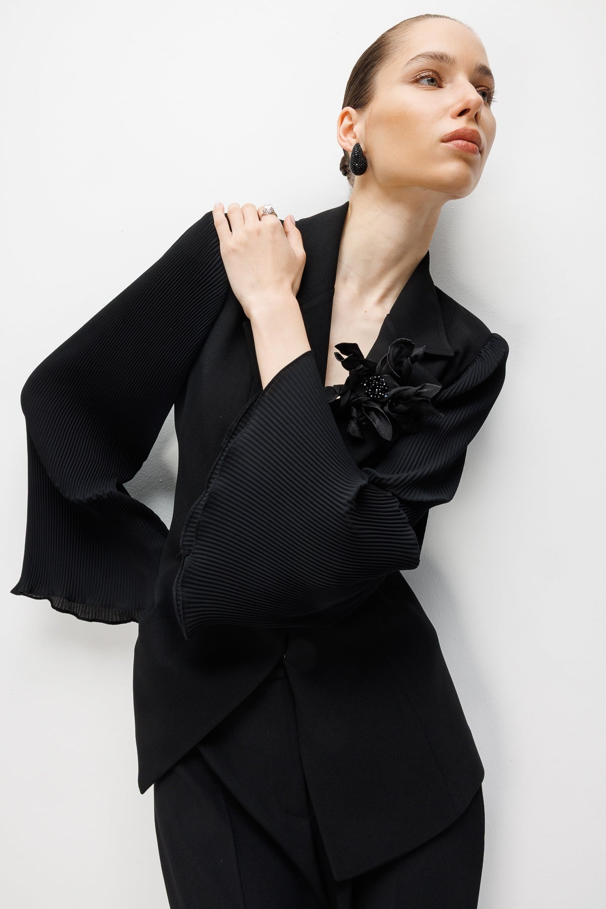 Modailgi  Kol Pliseli Yakası Çiçek Broşlu Tek Düğme Ceket - 45025 Siyah