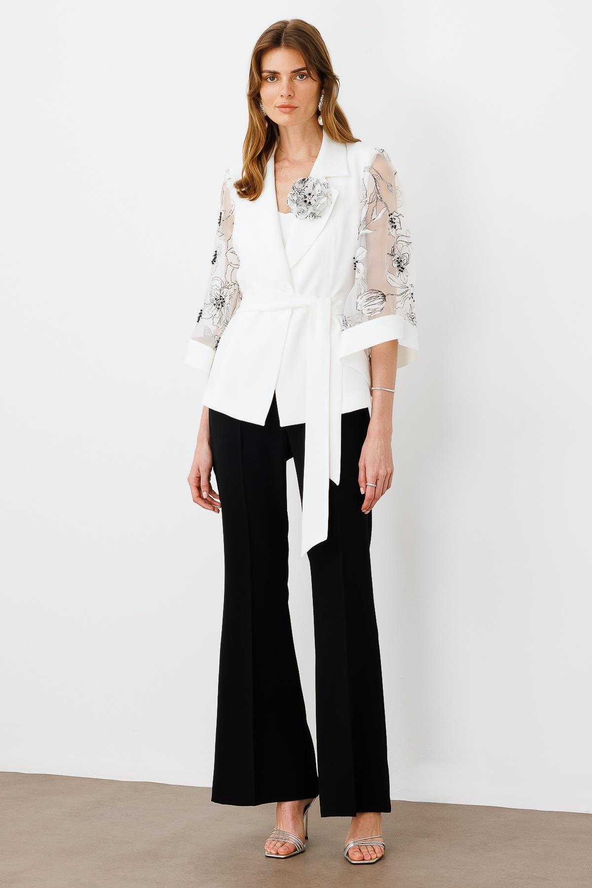 Modailgi  Kolları Evaze Çiçek Desenli Taş İşlemeli Kısa Ceket Ekru